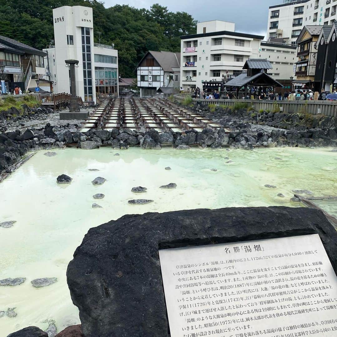 堀加奈子のインスタグラム：「夏休み初日から台風💨でしたが、草津散策は、2日共雨降らず☺️最高な休日🤍 温泉三昧♨️からの食事も美味しかった❗️ お宿からシャンパン🥂と誕生日プレゼント🎁まで至れり尽くせり🤗 翌朝は朝食後、 お部屋の温泉で朝風呂しながらのんびり  最終日は湯畑散策からのランチ お店がまさかの臨時休業🥲🥲  急遽💦焼肉😅😅 コスパと美味しさに感動😍😍 臨時休業してくれてありがとう ✨✨✨ 必ずまた来たいお店になりました❗️ あっちゃんご馳走様でした💛  #草津温泉 #湯畑  #季の庭 #木の葉  #満喫し過ぎて宿の写真忘れた #吾妻焼肉 #美味しすぎた」