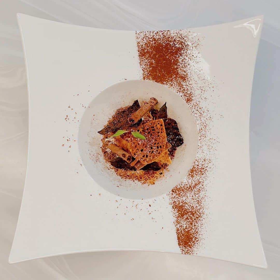 Leau a la boucheのインスタグラム：「秋路　Tiramisu l'automne  ティラミスを再構築させた一皿 秋の道を再現しました。食感が楽しく大人な秋を感じて頂けるデザートとなっております。 ご予約等は御電話　グルメサイトからも承っております。 ご来店お待ち申し上げております。」