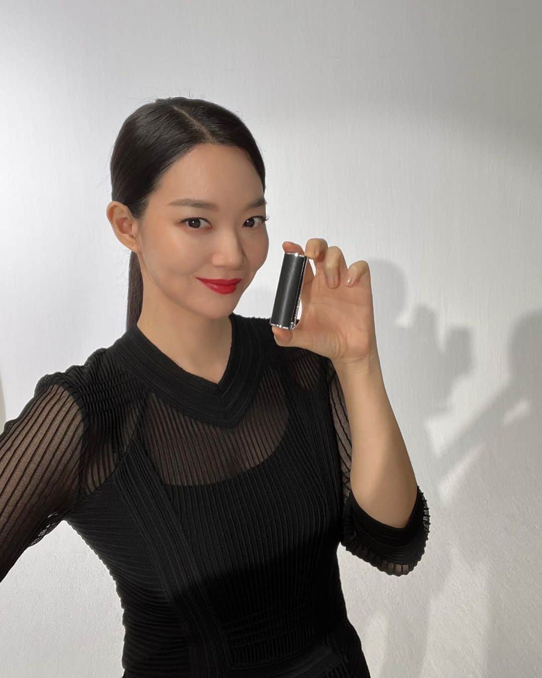 シン・ミナさんのインスタグラム写真 - (シン・ミナInstagram)「새로운 꾸뛰르 립스틱💄색이 예뻐요 ☺️🤩 @givenchybeauty #지방시뷰티 #르루즈앵떼르디#광고」9月20日 17時31分 - illusomina