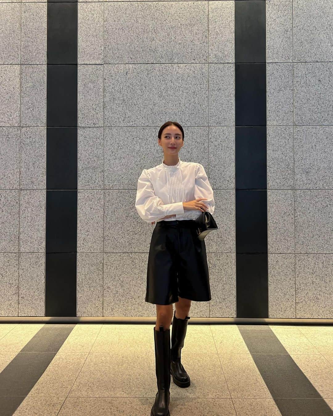のインスタグラム：「☑︎Stand frill color pin tuck blouse White着用  ブラウスがちょうどよかった本日。  レザーのパンツ合わせて 甘すぎないスタイリングにしました🫶🏽  足元は雨だからロングブーツ☔️ やっと秋服が着れてきて嬉しい♡  #coordinate #outfit #ootd #fashion #ambientxkeica #balenciaga」