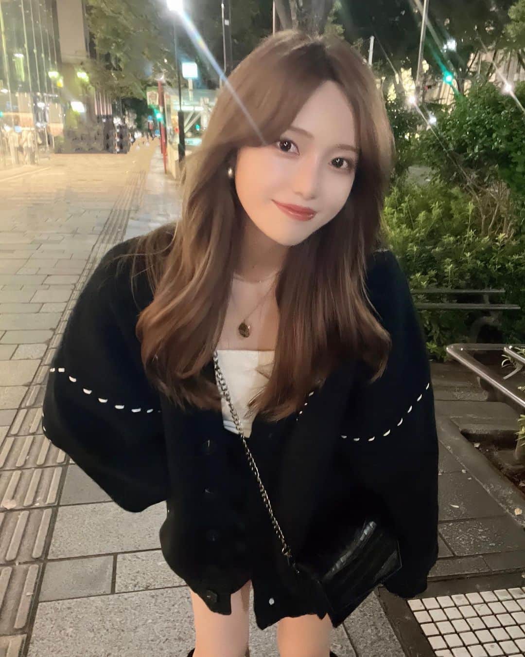 相楽優佳のインスタグラム：「@shein_japan  ⁡ 𝐒𝐇𝐄𝐈𝐍コーデ . 秋ver🍂 シーイン投稿いつも好評で嬉しいです🫣  ⁡ またお得になるクーポン作ってもらったので よかったら使ってください~🫶🏻 クーポンコード：sagara  ↓今回の品番も書いておきます ! ⁡ 黒カーディガン：¥3,076 【5905557】ワンサイズ   チェーンバッグ：¥1,628 【1423848】 ⁡ ロングブーツ：¥4,492 【11097892】CN40（普段24.5cm） ⁡ グレージャケット：¥2,596 【3195627】Dark Gray Sサイズ ⁡ クーポンコード「sagara」を入力すると 6000円未満→15%オフ 6000円以上→20%オフになります🤍 ⁡ 有効期限：12/31まで _________ #SHEIN #SHEINforall #SHEIN購入品 #SHEINコーデ #シーイン #秋服コーデ #秋服 #秋コーデ #ロングブーツ#ロングブーツコーデ #ブーツコーデ #カジュアルコーデ #カーディガン #カーディガンコーデ #デートコーデ #秋カーディガン #バケットハット #バケハ #uniqloコーデ #プチプラコーデ #韓国ヘア #韓国風ヘア #ベージュカラー #2way前髪 #センターパート #センター分け」
