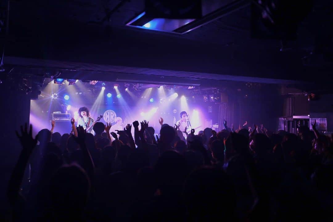 のインスタグラム：「. 「おいしくるメロンパン cubism tour - トワイライト・フィルムショー-」＠栃木・HEAVEN'S ROCK Utsunomiya VJ-2  宇都宮公演にお越しいただいた皆様、ありがとうございました！ メンバーは餃子弁当を食べて元気もりもりでした🥟  次回は、9/23(金祝)石川・金沢AZ！ 石川の皆さん、よろしくお願いします！  #おいしくるメロンパン #トワイライトフィルムショー」