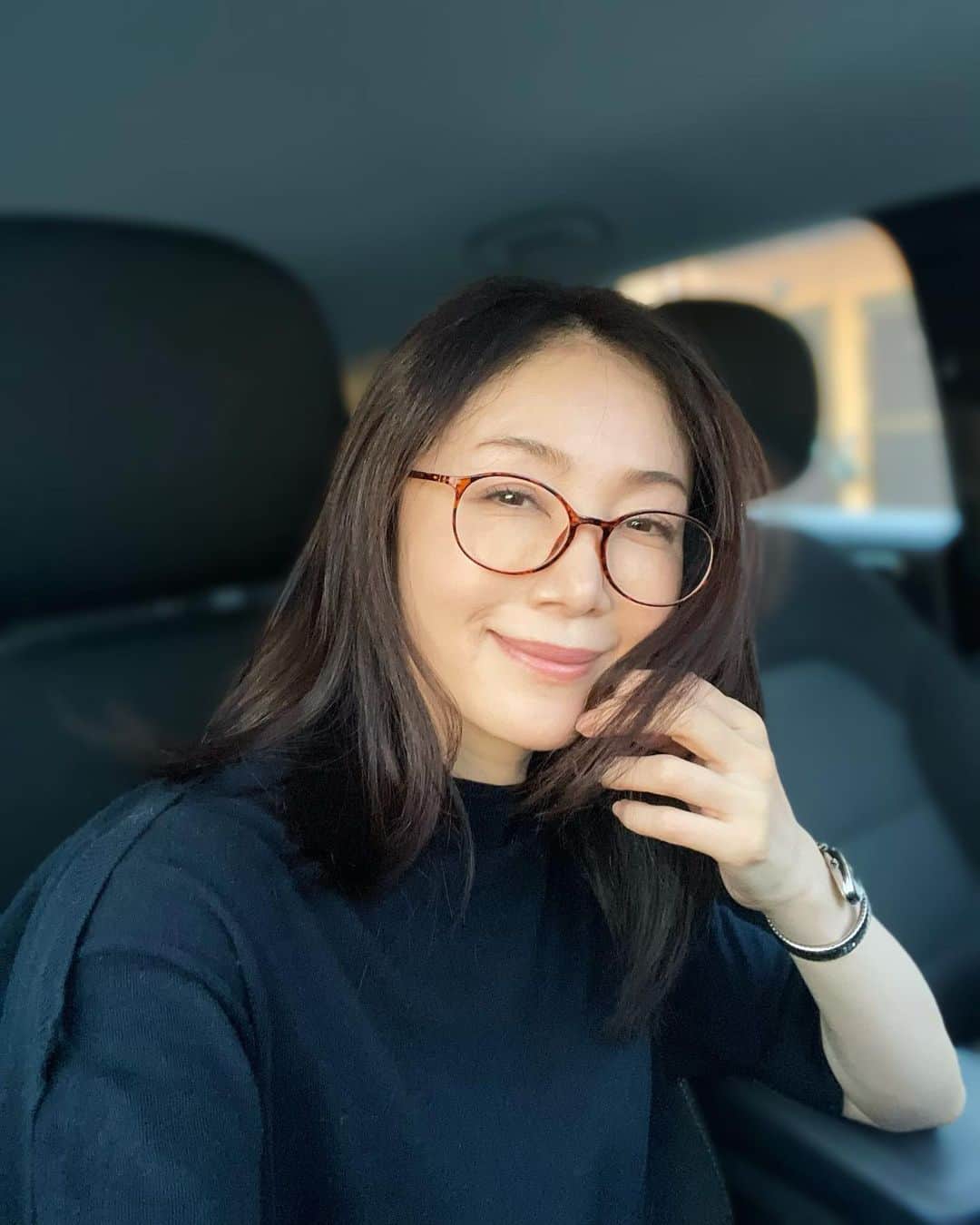 坂村かおるのインスタグラム：「台風14号が過ぎ、美しい夕暮れが見られました。 ・ 少し肌寒いので、夕食は韓国料理にしょうと食材を韓ビニへ‥ ・ 温度差が激しいので、皆さん体調には十分注意してお過ごしくださいね。 ・ ・  いつも「いいね！」を頂きありがとうございます。 皆さんのコメントに元気を貰っています😊  #クィーンオブ美魔女 #team美魔女 #美ST #坂村かおる #トータルビューティーアドバイザー #美しく老いる #バランス #美容 #コスメ #ファッション #今日のコーデ #トータルバランス #お洒落な人と繋がりたい #コスメ好きな人と繋がりたい #美意識高い人と繋がりたい #美魔女 #美魔女が変わる #アップデートしてる人と繋がりたい #自分らしくアップデート # #」