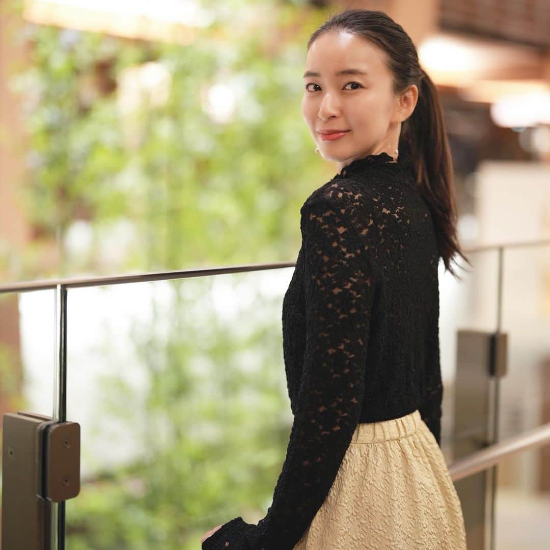 岩間恵のインスタグラム：「最近黒ばっかり着てる気がする 🖤  そろそろ前髪作るか悩んでます  #いつぞやのモナコナイト🇲🇨 @monacotabi #モナコまた行きたい #抽選でゲランの香水当たったよ」