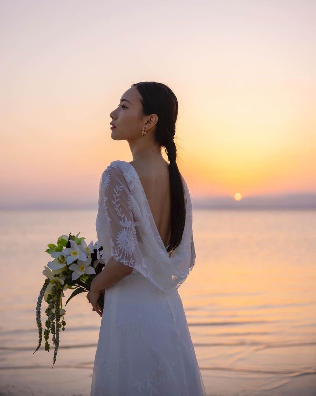 横川莉那のインスタグラム：「. 星のや竹富島 ウェディング💐 @hoshinoya.taketomijima.wedding  あの日見た美しい夕日と海。 1人でも多くの方に竹富島weddingの 素晴らしさが伝わりますように。🤍 . . #竹富島#星のや#星のや竹富島 #海#夕日」