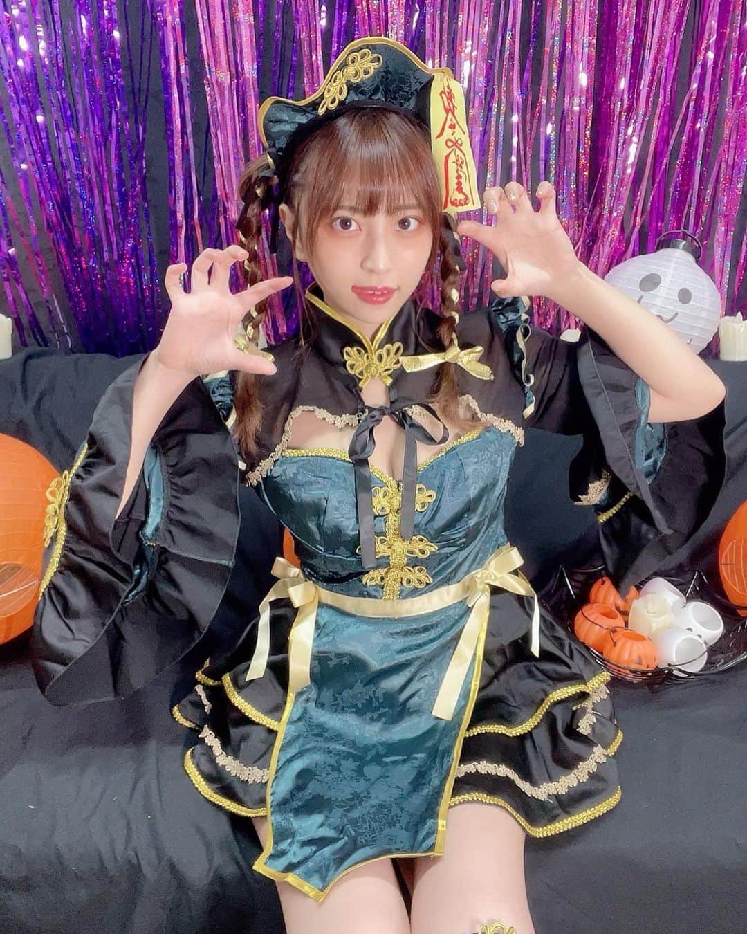 のインスタグラム：「🎃#ハロウィン宿題チェキ 販売します！🎃 . 5種類のハロウィンコスプレ着ました💟 そして今回15枚特典の オリジナルチェキ用フォルダー 私がイラスト描いてます💕 . サインや名前を1枚1枚描いての発送です！ 1枚からでも気軽に購入してくれると すごく嬉しいです😈 . 個人的にハロウィンの宿題チェキが1番 好きなので(ハロウィンコスだいすき！！) ぜひゲットして欲しいなって気持ちです🐝 . . 販売期間:9/21 20:00 ~ 9/25 23:59 https://ec.01familia.co.jp/items/67131511 . #宿題チェキ  #ハロウィン宿題チェキ #ハロウィン #ハロウィンコスプレ #コスプレ #halloween」