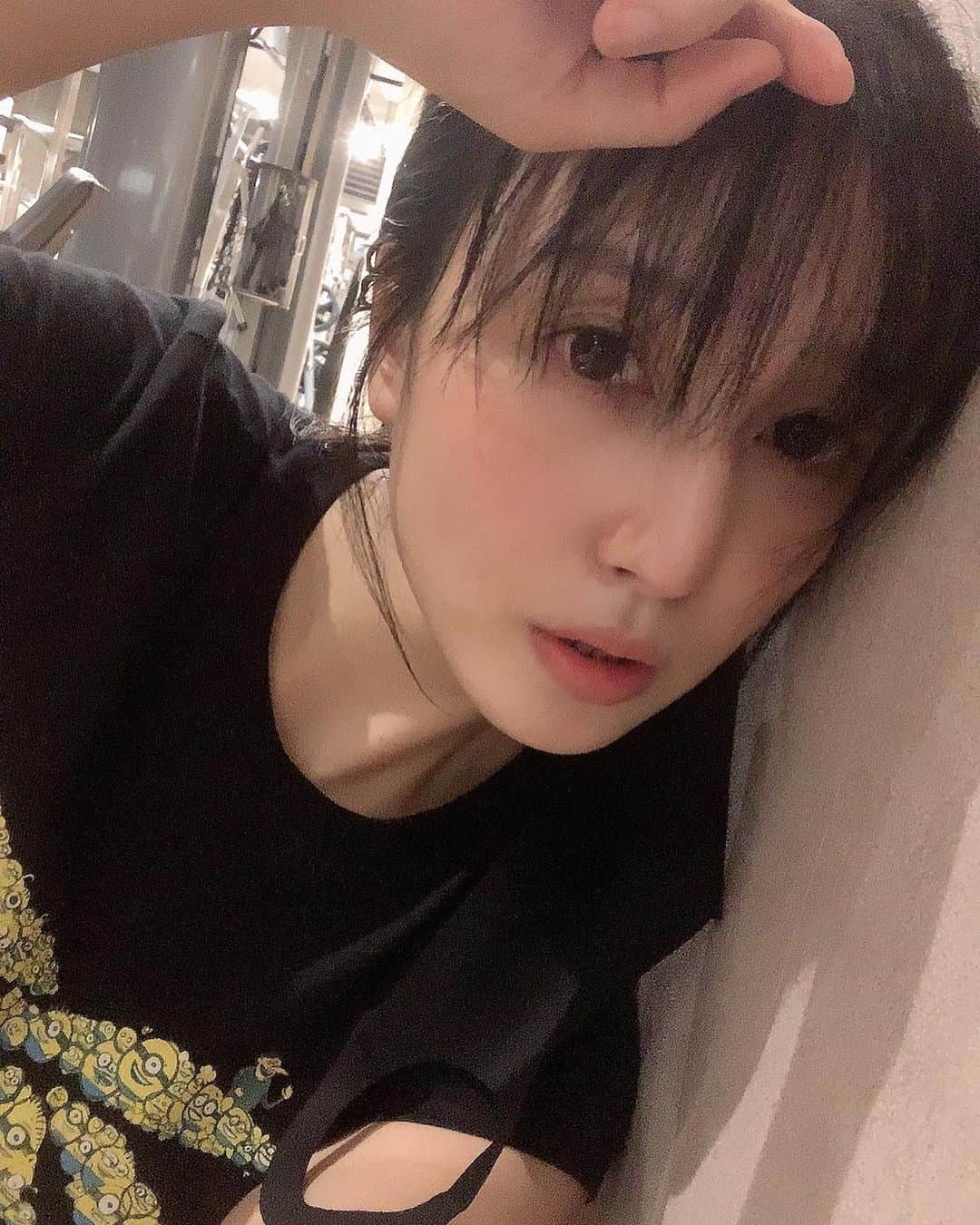 古川いおりのインスタグラム：「汗かいて前髪できましたww 今日は下半身トレーニングでしたぁぁ✨✨✨✨ 今回はだいぶハードめに追い込まれた気がします苦笑 お陰様で汗が止まりませんでした💦  また次回もしっかりトレーニング頑張ります😊 今日もお世話になりました🙇‍♀️」