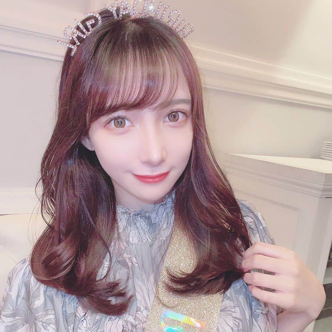 星野渚のインスタグラム：「バースデー女子会💕  女子6人で合同誕生日パーティーしてきた🎉  それぞれ自由人すぎて、着いてからメイクしたりしてたけど、このゆるい雰囲気が楽でいいのよね🥺  ここのお店の個室の内装可愛いしテレビ見たりカラオケもできるから、すごく楽しめた😳また行きたいな♫  あと珍しくカラコンしてみたんだけど、どうかな？😳✨  #マディソンニューヨークキッチン #恵比寿カフェ #恵比寿女子会 #女子会パーティー #誕生日女子会 #madisonnewyorkkitchen #恵比寿ディナー #イタリアン」