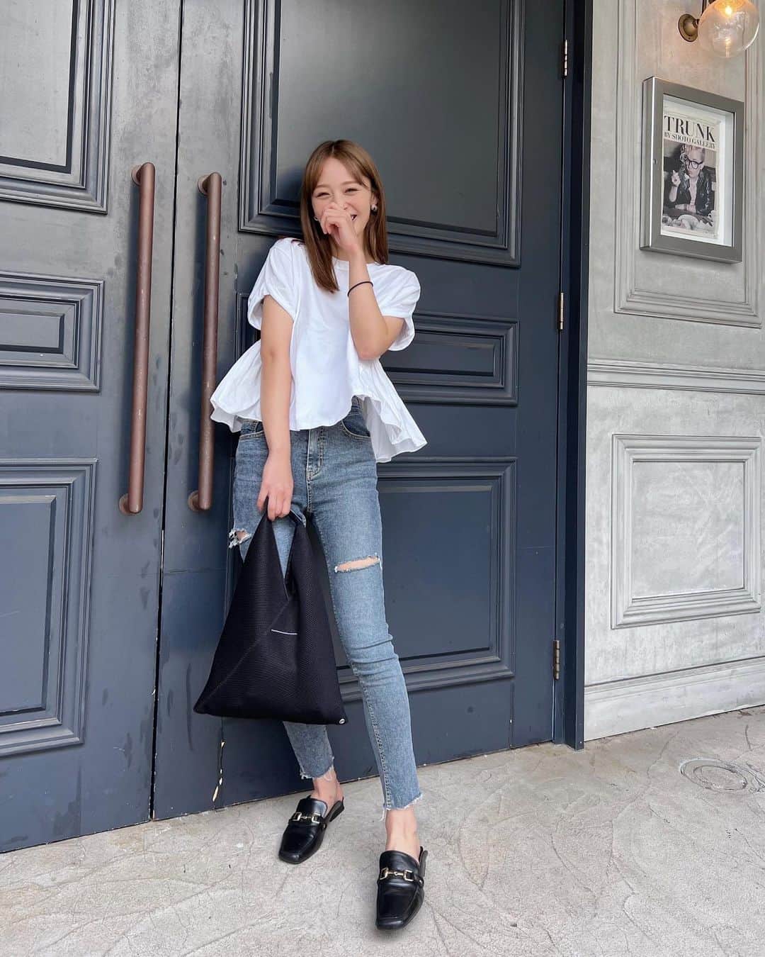 神部美咲のインスタグラム：「半袖の季節は もう終わりなんですかね〜🧸  #dholic #clane #mm6   #じんぶ私服」
