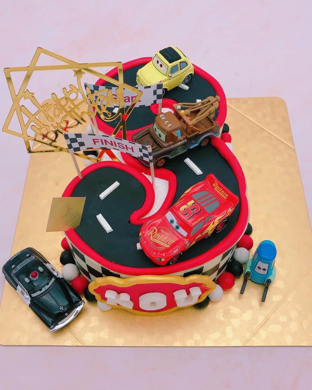 木下春奈さんのインスタグラム写真 - (木下春奈Instagram)「3歳のお誕生日は日本で🇯🇵  毎年息子のお誕生日ケーキは私がデザインを決めて オーダーで作っていただくのですが、 今年も素晴らしいケーキが🎂🤍  車のおもちゃにハマっているので、 今年はカーズのミニカーを乗せて車ケーキにしました🚗  #3yearsold#birthday#birthdaycake #👶🏻 #時差投稿#6月のお誕生日記録です😂 #一丁前に自前のバスローブ」9月20日 20時25分 - haruna_kinoshita