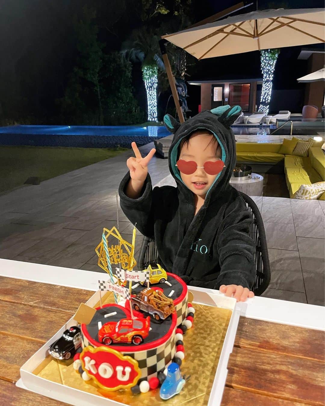 木下春奈のインスタグラム：「3歳のお誕生日は日本で🇯🇵  毎年息子のお誕生日ケーキは私がデザインを決めて オーダーで作っていただくのですが、 今年も素晴らしいケーキが🎂🤍  車のおもちゃにハマっているので、 今年はカーズのミニカーを乗せて車ケーキにしました🚗  #3yearsold#birthday#birthdaycake #👶🏻 #時差投稿#6月のお誕生日記録です😂 #一丁前に自前のバスローブ」
