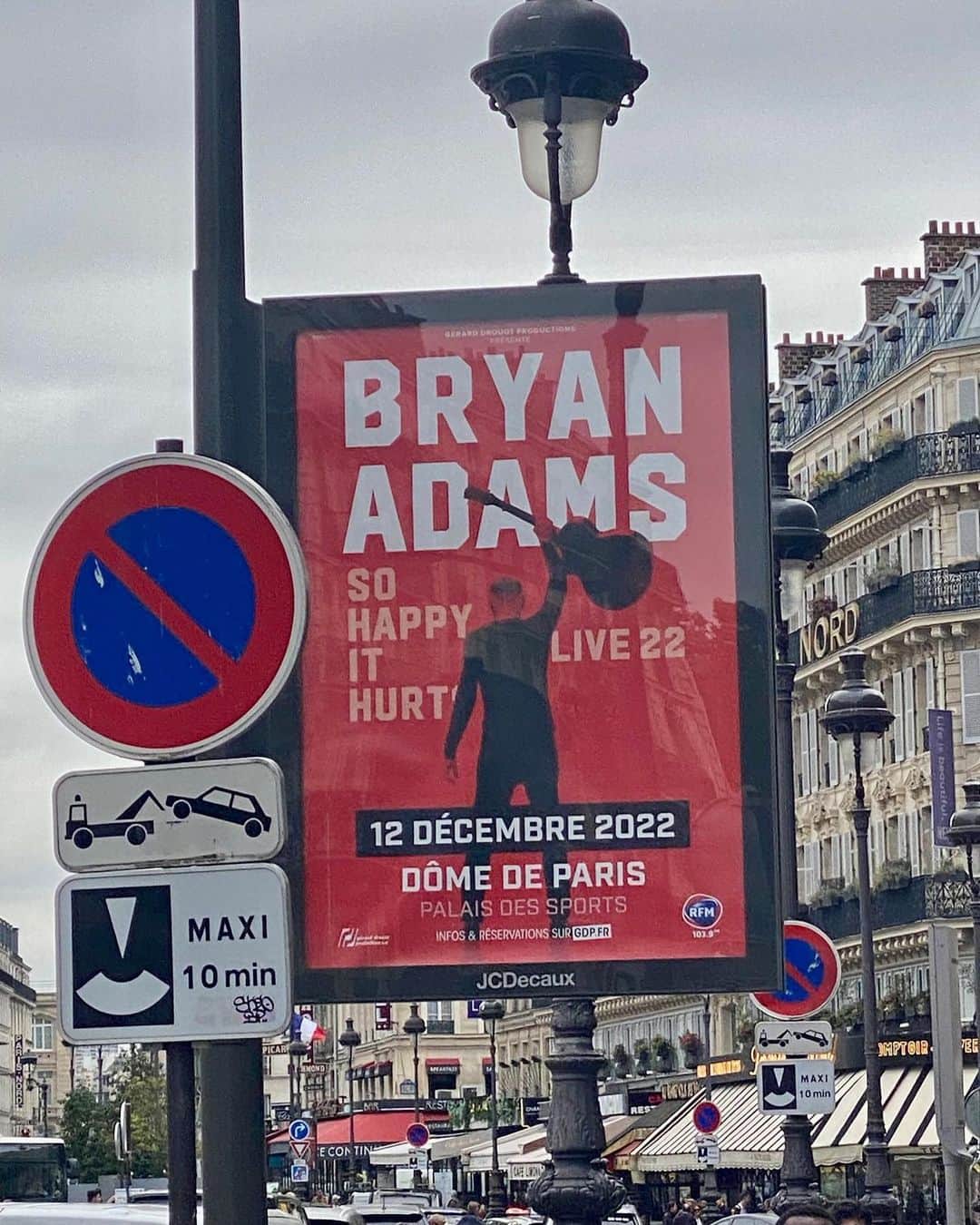 ブライアン・アダムスのインスタグラム：「One night in Paris…」