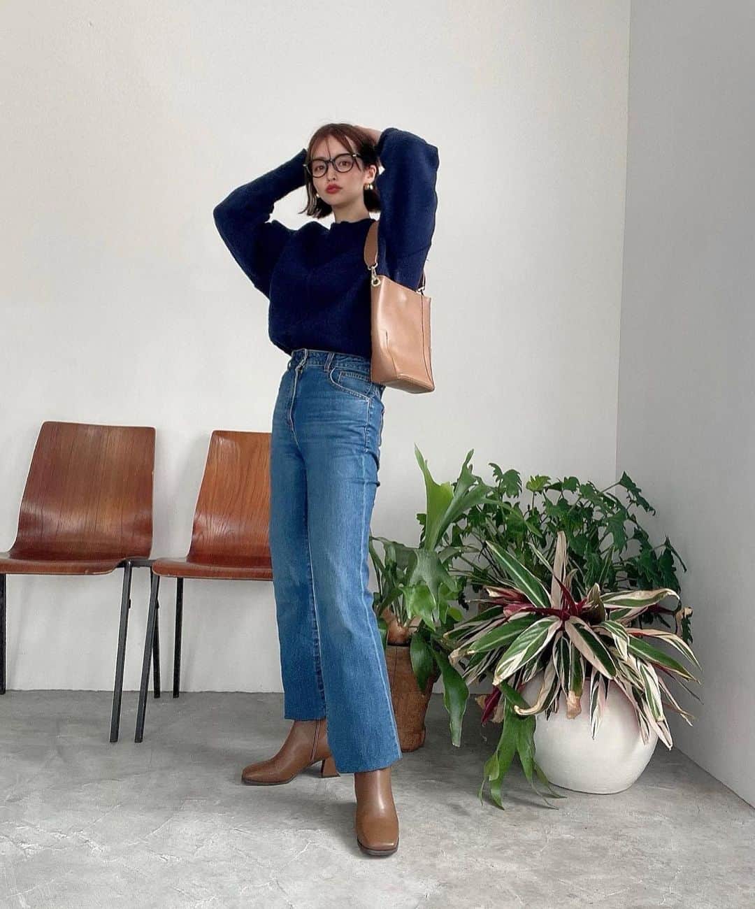 田畑佑莉さんのインスタグラム写真 - (田畑佑莉Instagram)「コラボ商品の👢と秋服🍂🌰 ネイビーとブラウンの組みあわせ好きです👖🤎  boots @orientaltraffic_official × @lily02tbt knit @styledoor_official  bag @randeboo_official  pants @gu_for_all_  goldring @celine  silverring @hermes  nail @rihka_official   #orientaltraffic  #秋コーデ #ボブ #秋服 #150cmコーデ #イエベ春 #ソフトエレガント  #orientaltrafficbyyuri」9月20日 21時27分 - lily02tbt