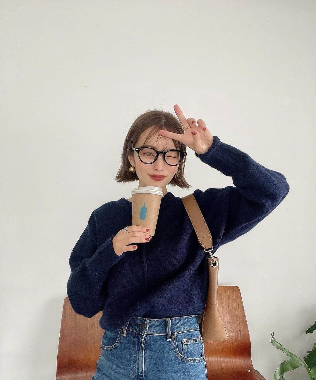 のインスタグラム：「コラボ商品の👢と秋服🍂🌰 ネイビーとブラウンの組みあわせ好きです👖🤎  boots @orientaltraffic_official × @lily02tbt knit @styledoor_official  bag @randeboo_official  pants @gu_for_all_  goldring @celine  silverring @hermes  nail @rihka_official   #orientaltraffic  #秋コーデ #ボブ #秋服 #150cmコーデ #イエベ春 #ソフトエレガント  #orientaltrafficbyyuri」
