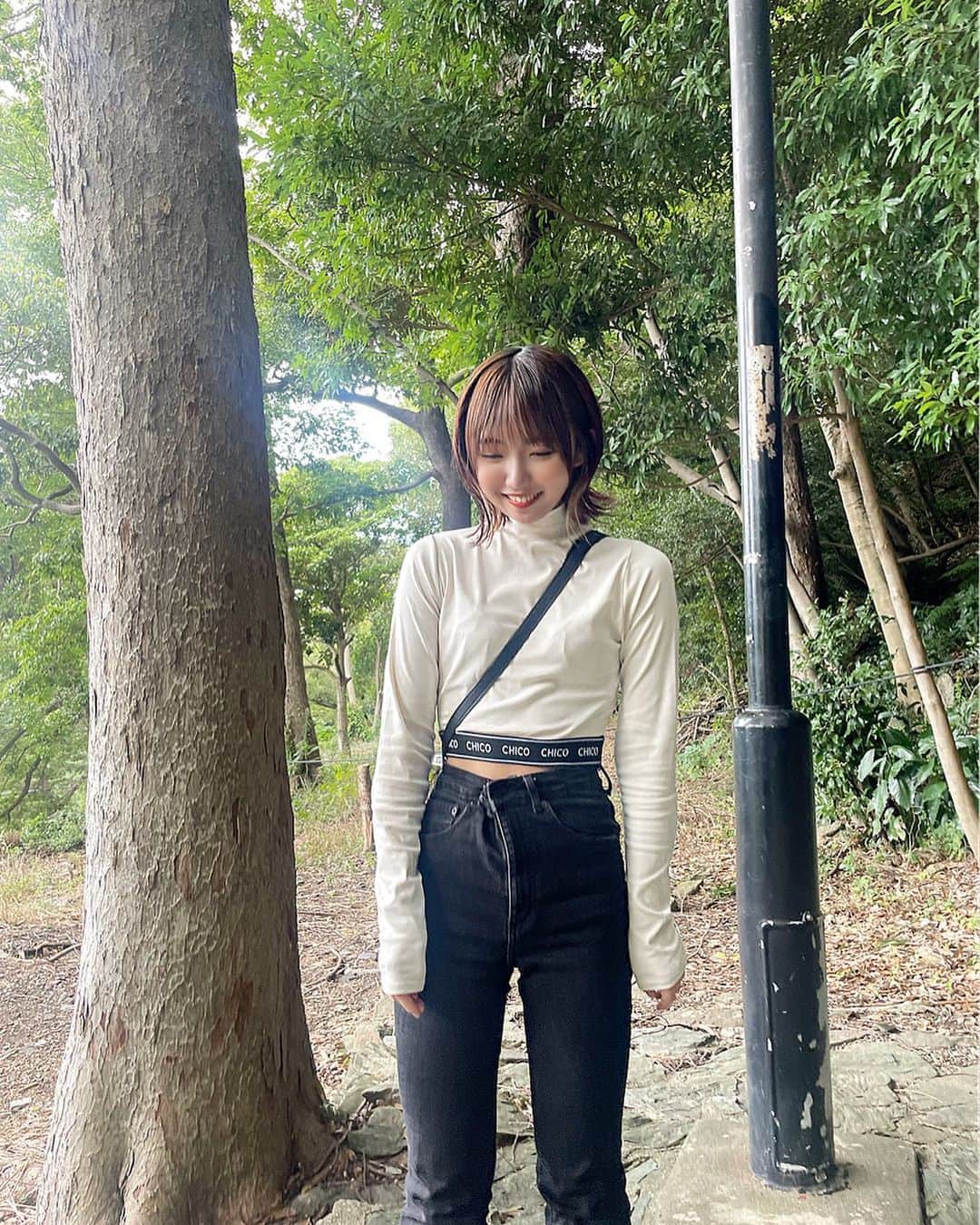 のインスタグラム：「・  新しいトップスおろしたの！！ 可愛いでしょう  私は上半身が控えめなのでこういう首詰まってピタっとしたトップスが似合うきがする(自己判断)  2.3枚目なっちゃんに服の写真撮ってもらってたら、急接近されて怯える私。笑」