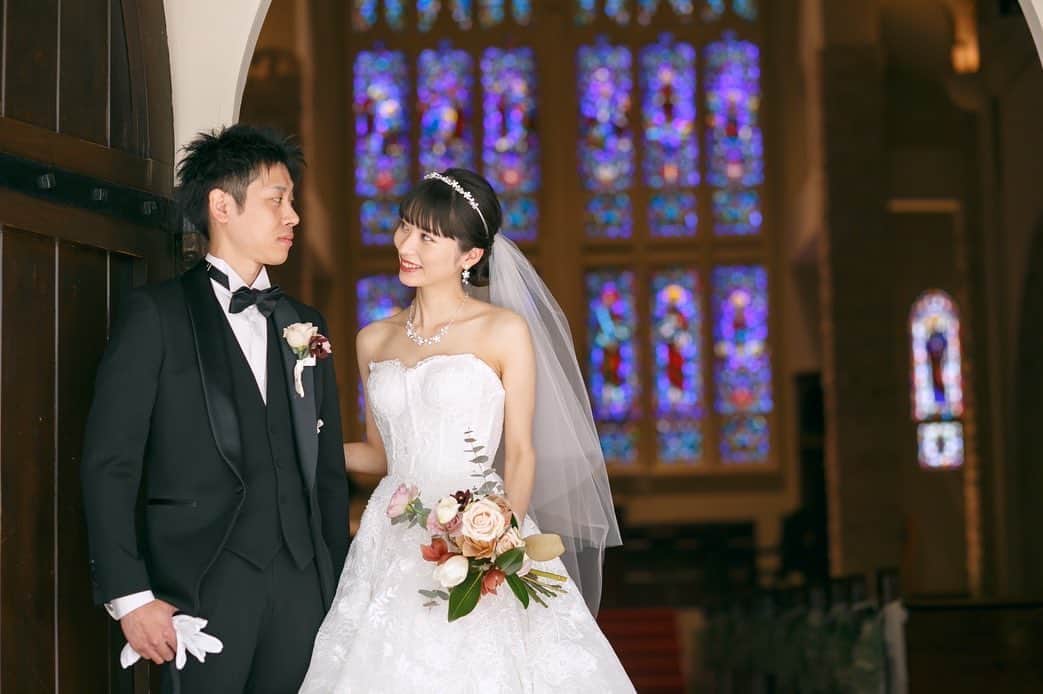 山形麻由香のインスタグラム：「. . 09/20 今日は結婚記念日でした。 . . 山あり谷あり色々ありますが、 まずは感謝を忘れずに居たい。 そして、家族が家族で居られる 事に幸せを感じてます。 . . 子供が小さいうちは、子供ばかりに手がかかり、余裕の無さもあったりと。 . でも、大切な人と大切な命を守って行こうと😊 . . 健祐君いつもありがとう❤️ . . #結婚記念日 #最近まともなツーショット無し #ケーキの字もう少し上手に描いて欲しかったけど美味しかった」