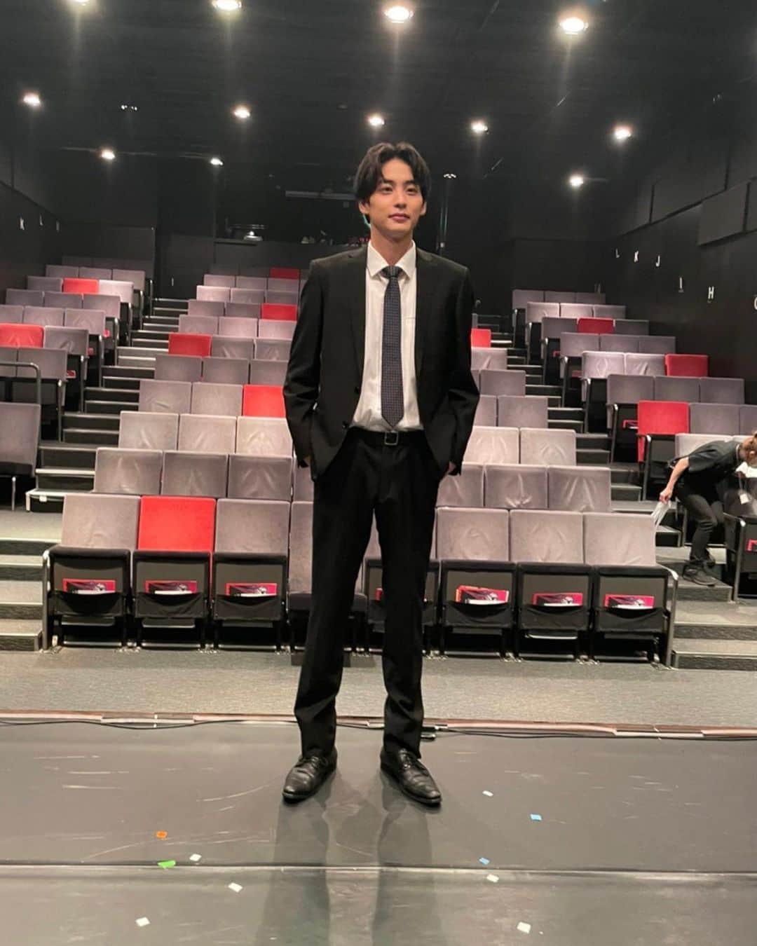 鈴木志遠さんのインスタグラム写真 - (鈴木志遠Instagram)「舞台が終わりました。演劇というものを深く考えさせられました。 選んでいただいた羽原さんに感謝です。 スーツ久々着た👔」9月20日 21時49分 - shion10531