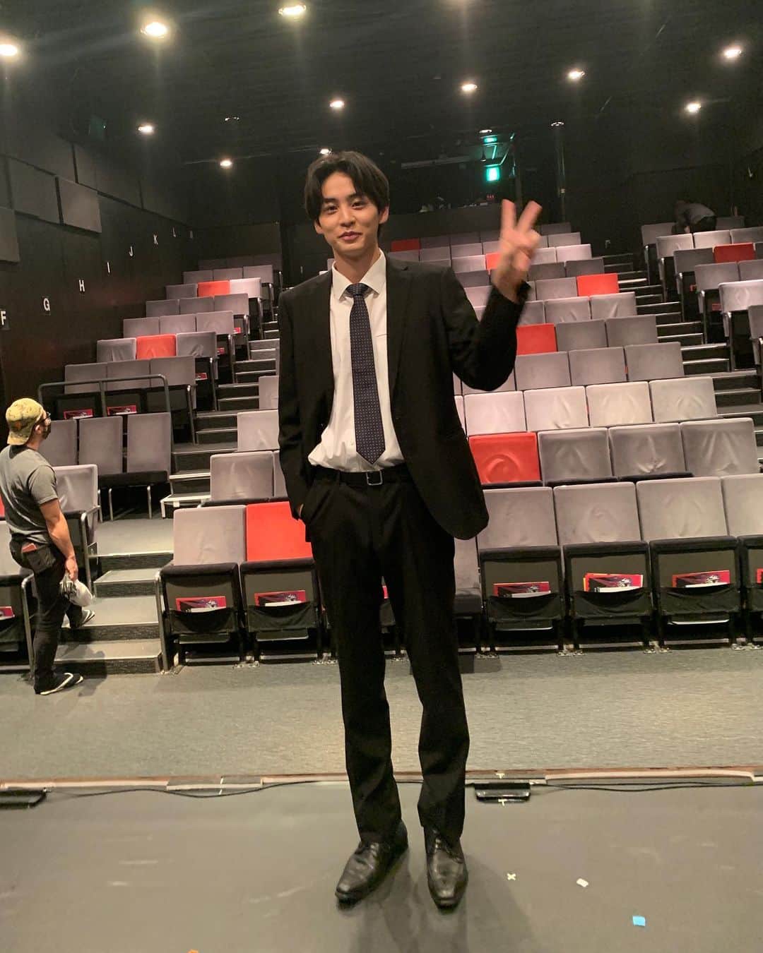 鈴木志遠さんのインスタグラム写真 - (鈴木志遠Instagram)「舞台が終わりました。演劇というものを深く考えさせられました。 選んでいただいた羽原さんに感謝です。 スーツ久々着た👔」9月20日 21時49分 - shion10531