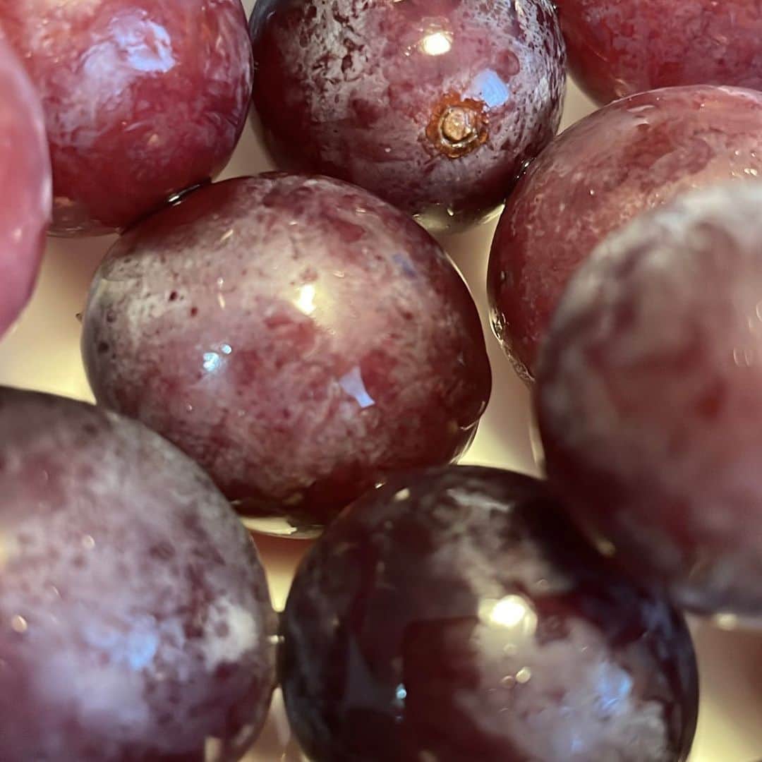 安村真奈のインスタグラム：「最近のフルーツ日記🍇 今日は涼しい通り越して寒かったね！さいこう！あき🫠  #安村真奈 #フルーツ」