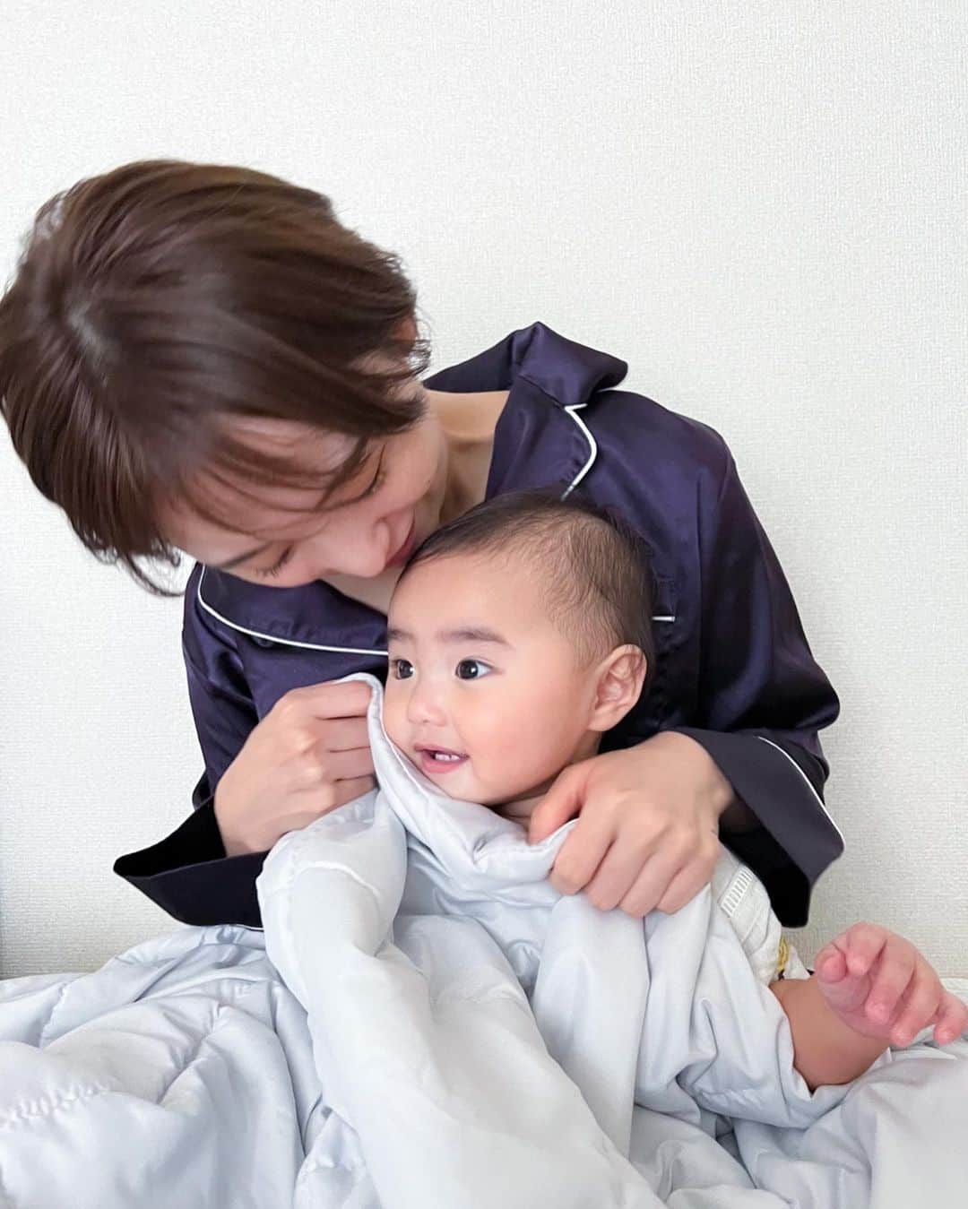 おのののかのインスタグラム：「💤 夫の大会も無事に終わり 久々まったりな朝でした〜🥰  最近夫がプレゼンをしてきて笑 使い始めた @brainsleep_official の 掛け布団が本当に気持ち良い〜✨  娘は基本スリーパーで寝かせてますが 朝起きると掛け布団に突進してくる🤣💕  宇宙服の技術が使われてて 温度調整も自動でしてくれるんだって〜🌌  夏冬と裏表で使い分けられるから 最近暑かったり寒かったり 温度調整難しいなか本当助かってる！  薄手で軽いし洗濯も簡単にできるのも🫶💕  掛け布団、安いのばっかり使ってて ずーっとしっくりしたものに 出会えてなかったから本当嬉しい🤣🫶  夫よ、見つけてくれてありがとう🤣🙏🙏」