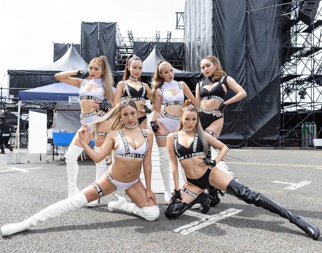 CYBERJAPAN Staffのインスタグラム：「DAY1 @ultrajapan の写真からアップしたいと思います！ DAY1は @watanabekanae @watanabekazue @cjd_junon @cjd_karen @cjd_haruka @cjd_rina   少し前の天気予報では、少し雨かな⁈と思っていたのに、晴れました☀️❗️ フェス日和❗️  Photo @uhikaru   #ultrajapan #CYBERJAPAN #サイバージャパン #cyberjapandancers」