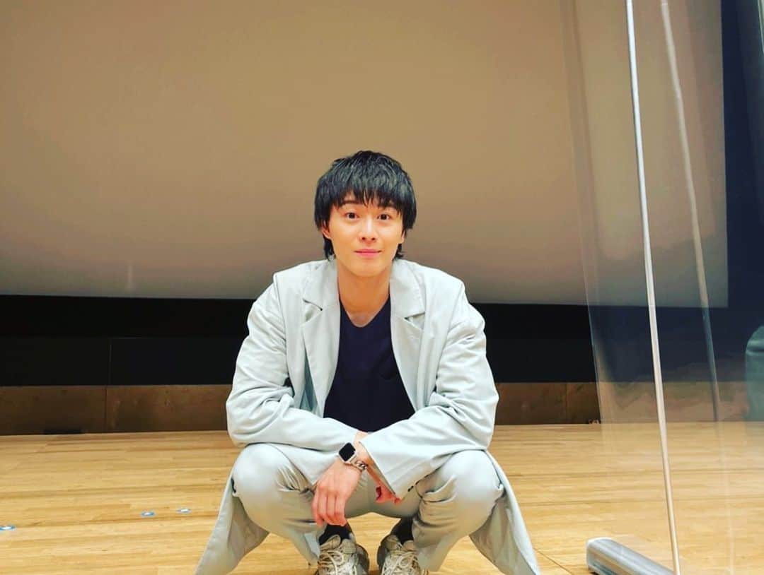 猪野広樹のインスタグラム：「イノcence大阪東京お越しくださった皆様ありがとうございました！  悪天候の中、たくさんの方々にお越し頂き幸せな時間でした…！！  祥平、本当にありがとう！！　 まさかのメガネのプレゼント。大事に使わせてもらいます…！！  メッセージをくれた  武子直輝、たいき、きたむー、亮太、さくちゃん、コージ、くぼひで、ゆごたん、影、たかと、りょーたろ、ウォーリーさん、シャトナーさん、成井さん、西田さん！  本当にありがとうございます！！  東京2部公演、あんなに人前で号泣するとは思わなかったね。  幸せです。  そして、MCのシャバダバふじさん！ このイベントのために漫才のネタなど何ヶ月も準備をしてくださって感謝しかないです…！  No.1 愛に溢れたMCです。」