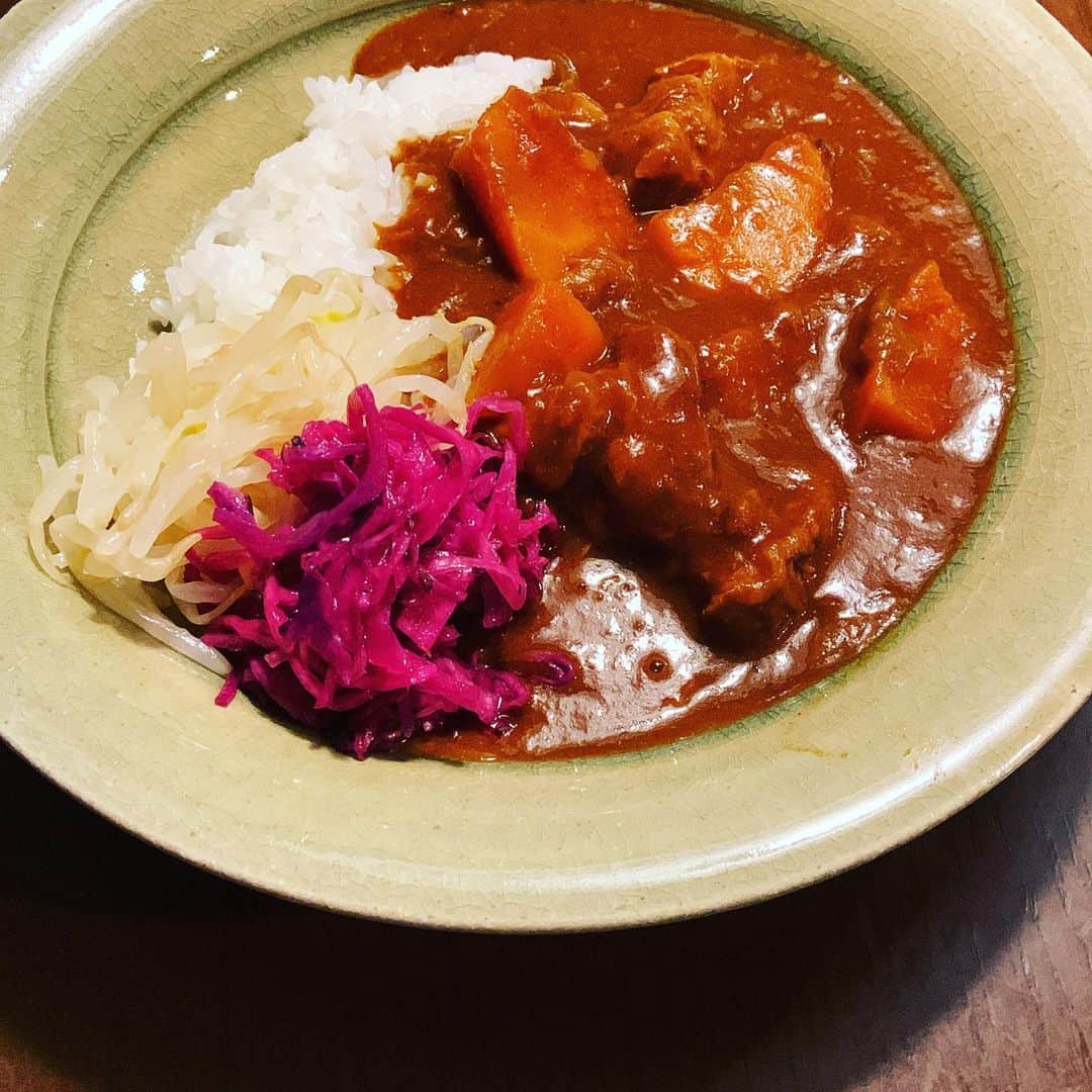 志摩有子さんのインスタグラム写真 - (志摩有子Instagram)「玉ねぎとにんじんたっぷりのトロトロポークカレー。玉ねぎは飴色に炒めたものとくし形に切って軽く炒めてから煮込んだもののダブル使いで。もったりするのが好きではないのでカレーにはじゃがいもは入れない派。 紫キャベツともやしのマリネと。  #ポークカレー @dorakugama  #カレー皿」9月20日 22時12分 - ariko418