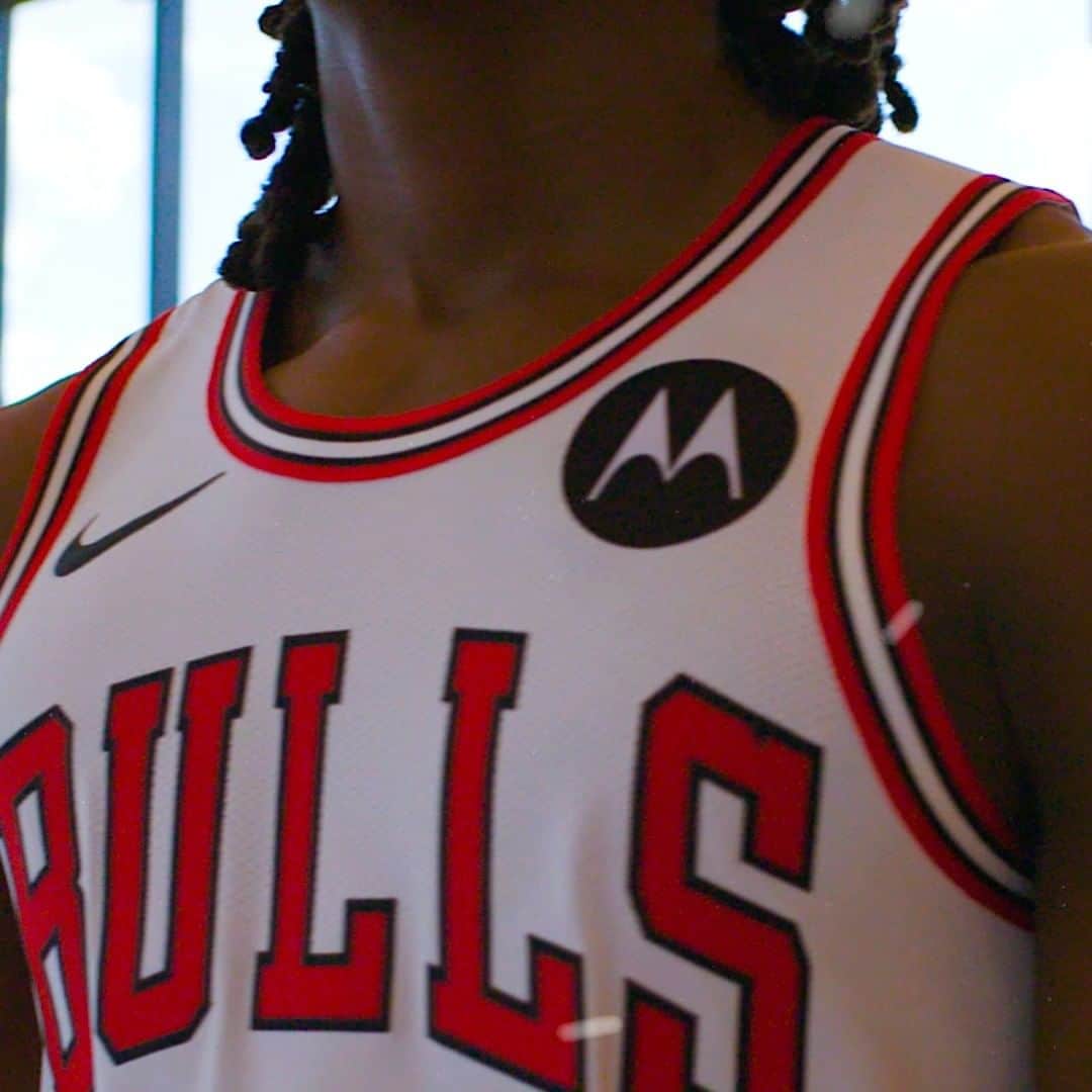 のインスタグラム：「🏀 MOTOROLA + CHICAGO BULLS 🏀 We’re proud to announce that Motorola is the Official Smartphone Partner of a team close to home, the @chicagobulls ! #BullsNation」