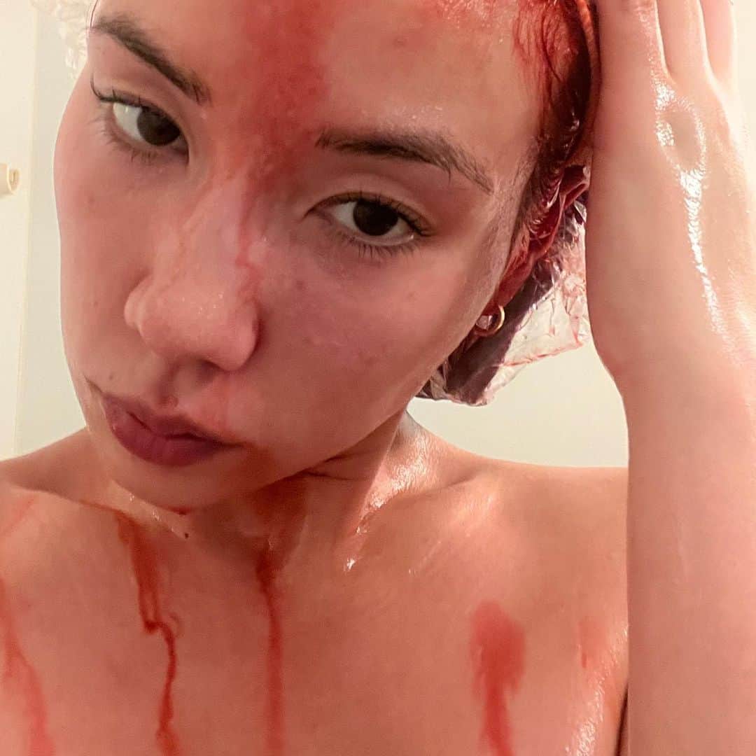 仲里依紗のインスタグラム：「3日に1回🩸🍷🌹❤️‍🩹🧖🏻‍♀️」
