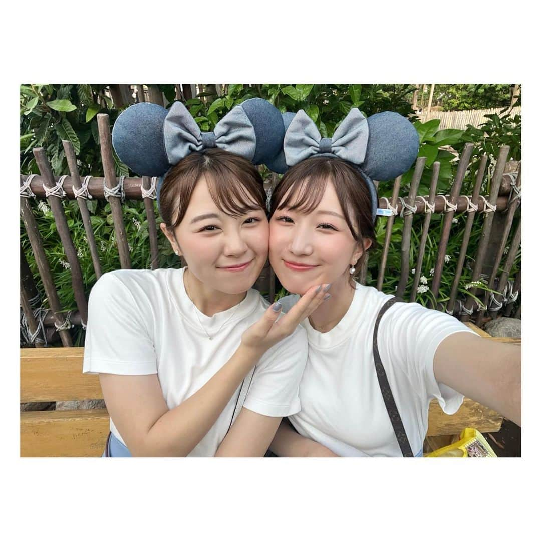 田辺真南葉のインスタグラム：「お相手はえりちゃん👭🏻  生放送後、お台場から舞浜へ向かうという なんとも大学生らしいタフな計画を決行してきました🫡 (近かったです！笑)  ヘアメイクさんにも同じ髪型にして頂きました🫶🏻  私の至らない点がありすぎて えりちゃんには迷惑をかけることも沢山ありますが 友達としても同期としても、そして同じ夢を持つ同志としても 私にとって大切で素敵な存在です🤍  私がお酒を呑めるようになったら 冬も一緒に行ってくれるみたいなので頑張ります🫣」