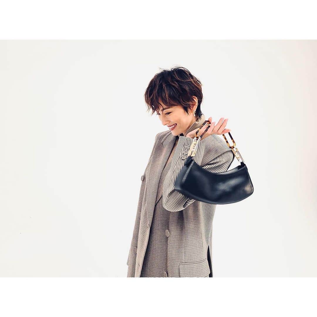 米倉涼子のインスタグラム：「「FENDI SS23 Show」が今日21:00からfendi.comでライブ配信されます！ 見るの楽しみ😍 ⁡ ⁡FENDI SS23 SHOW Today 22 September 21:00 JST Live on fendi.com ! Cannot wait myself😍  @fendi @mrkimjones @silviaventurinifendi @delfinadelettrez #fendi #FendiSS23 #fendiofficial」