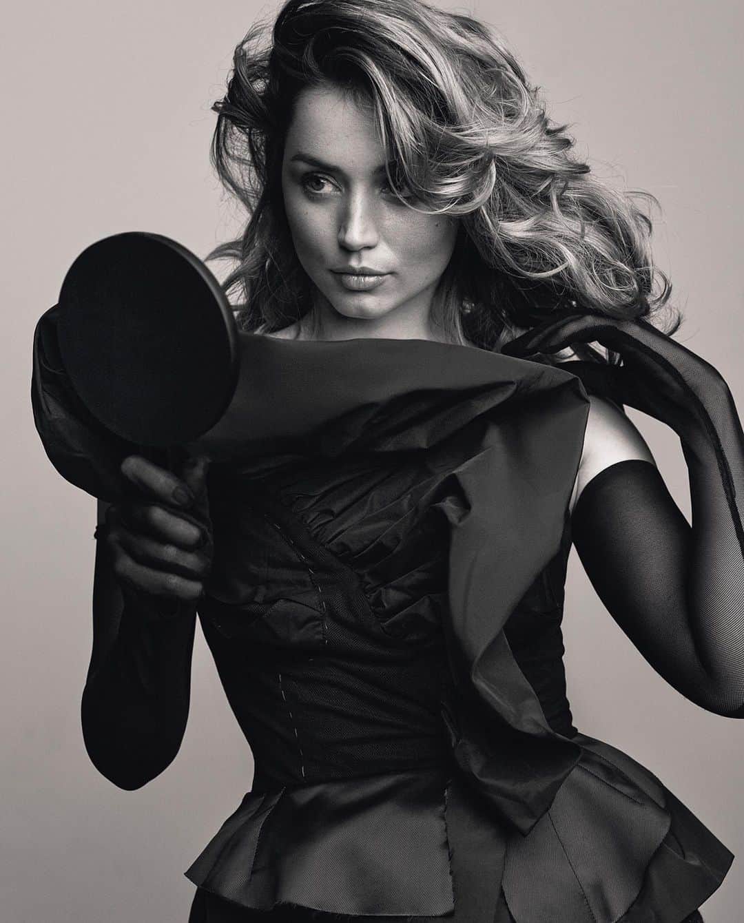 アナ・デ・アルマスのインスタグラム：「Obsessed/Possessed 🖤✨ thank you @anothermagazine  Photography by @craigmcdeanstudio Styling by @katieshillingford Interview by #HannahLack Creative direction by @sarahemmingstudio  Hair by @hairbyorlandopita Make-up by @francelledaly Set design by @piershanmer  Casting by @gkldprojects Manicure by @megumiyamamotonyc Produced by #GraceyConnelly @artandcommerce @homeagency @susanpricen」