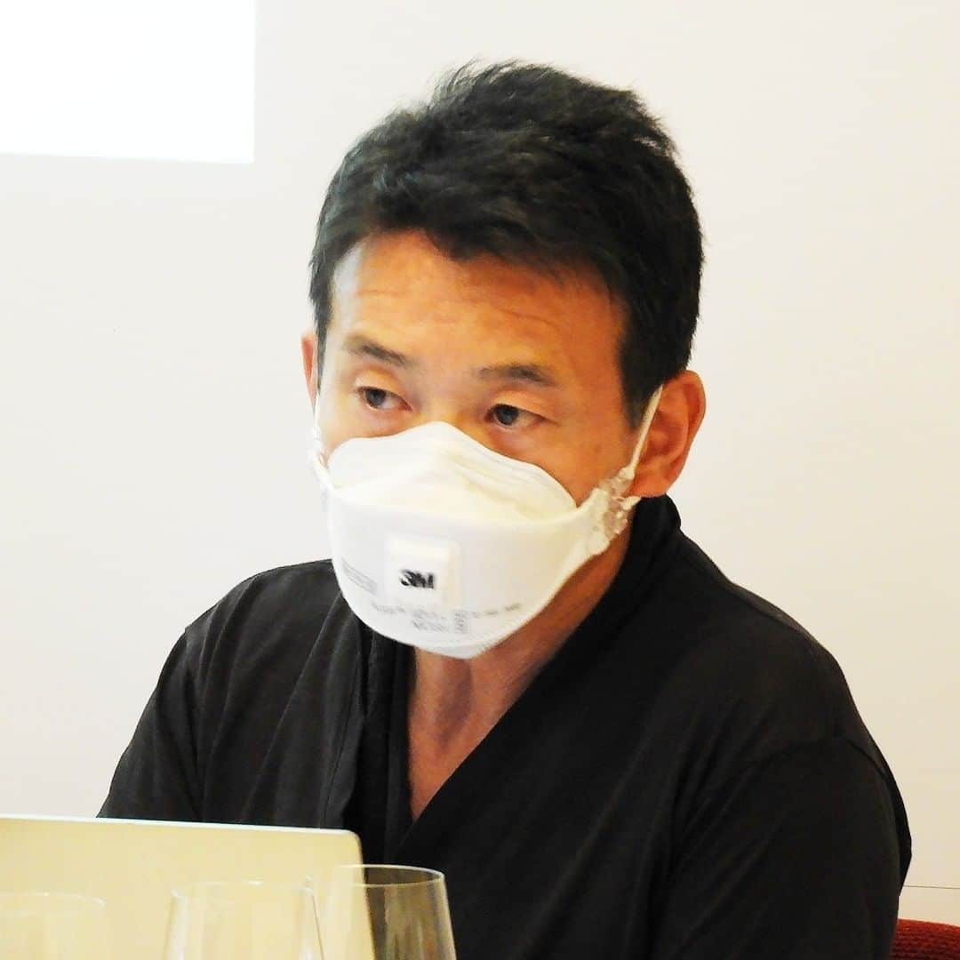 アカデミー・デュ・ヴァン Academie du Vinのインスタグラム：「本日は、前回に引き続き、今までなかなかご紹介できなかった藤巻先生をUPしました。  実はアカデミー・デュ・ヴァンの講師歴は20年に届きます。月に一度の講座でのご来校のため、なかなか校内でお会いできるチャンスは少ないのですが、ご担当いただいている講座も長年通っていらっしゃる生徒さんからの抜群の指示を受け、いつも満席です。  皆さんももしチャンスがあったら、藤巻先生の『Encépage／アンセパージュ』をご受講してみてください！  #ワイン #ワイン好きと繋がりたい #アカデミーデュヴァン #藤巻暁 #Encépage／アンセパージュ」