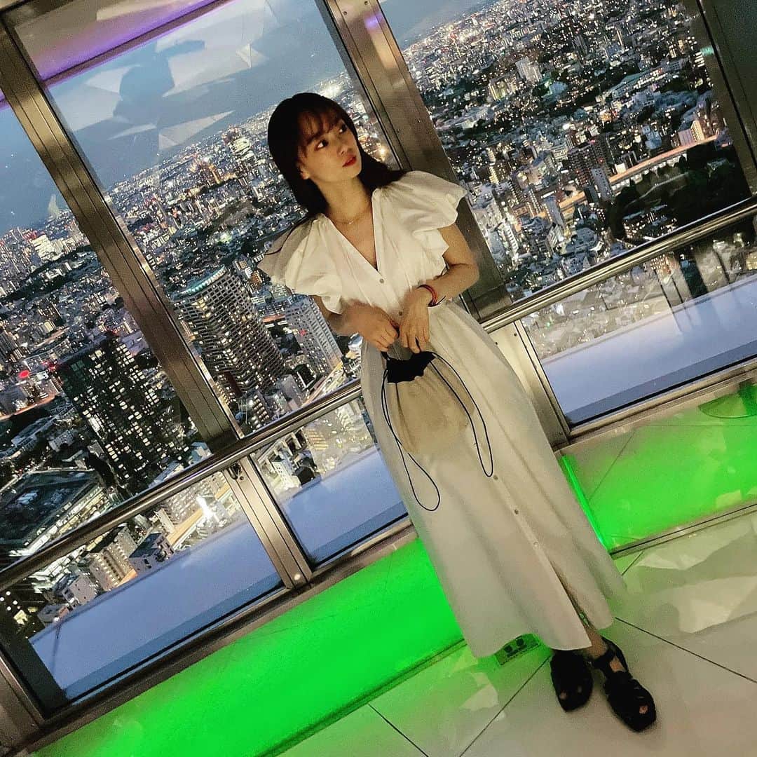 のインスタグラム：「🗼 ＊ good morning ☀︎ 初スカイデッキ🗼の時の！！ 東京は360度どこみても キラキラした夜景で本当綺麗よね😳 結構長時間滞在したなあ... ※時差投稿すぎる時差投稿です、3か月くらい前← ＊ #夜景 #スカイデッキ #東京タワー #東京夜景 #写真 #藤澤友千菜 #ジルサンダー #ジルサンダーバッグ #エトレトウキョウ #ファッション #etretokyo #jilsander #fashion #model」