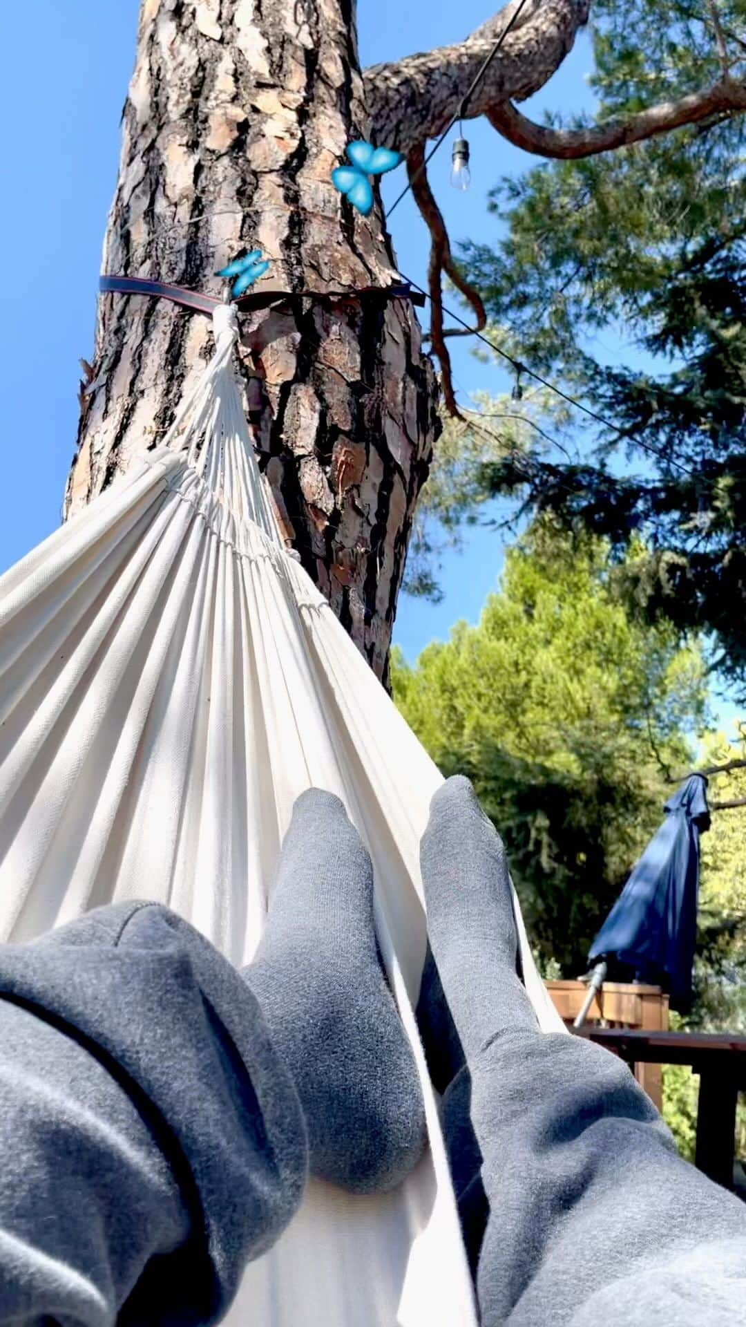 Gronkhのインスタグラム：「Nicht erschrecken, wollte im Urlaub wieder bisschen was auf Instagram machen - aber heute bin ich leider zu faul dazu 😁  Tag 1 in Los Angeles und das Airbnb ist einfach der Banger! Heute bisschen Füße hoch und ankommen, ab morgen gehts rein in den Lachs 😄  Tiefenentspannte Grüße von hier drüben ❤️  #Urlaub #LosAngeles #ZeigFüße #Hängematte #Bangermatte #MountChilliad」