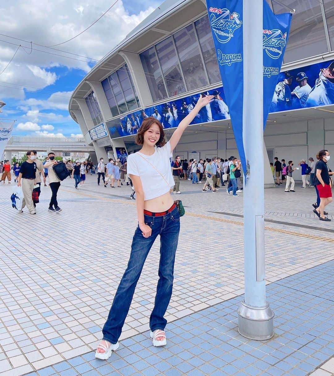 橘香恋のインスタグラム：「おはようございます🥰 ⁡ 前回の投稿に いいねとコメントありがとうございます✨ ⁡ スポーツ観戦すると 自分もスポーツやりたくてウズウズするっ😂 ⁡ ⁡今はバスケしたい気分かな〜😏💭 ⁡  #橘香恋 #ドラゴンズ #バンテリンドーム #ローライズ #moschino」