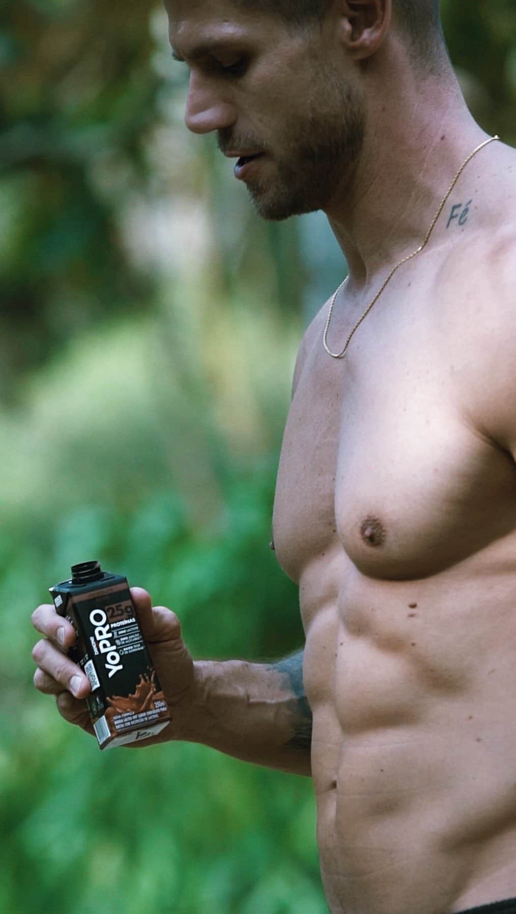 Jonas Sulzbachのインスタグラム：「“Você não pode praticar tantos esportes assim!!” Sim, eu posso! E @YoPRO.br me acompanha em todos eles, com mais proteínas, sabor e praticidade. Já conhece os produtos da linha YoPRO? Eles possuem bebidas com 15 e 25g de proteínas e formatos práticos para todos os momentos do dia.  #JuntosNessaLoucura #publicidade”」