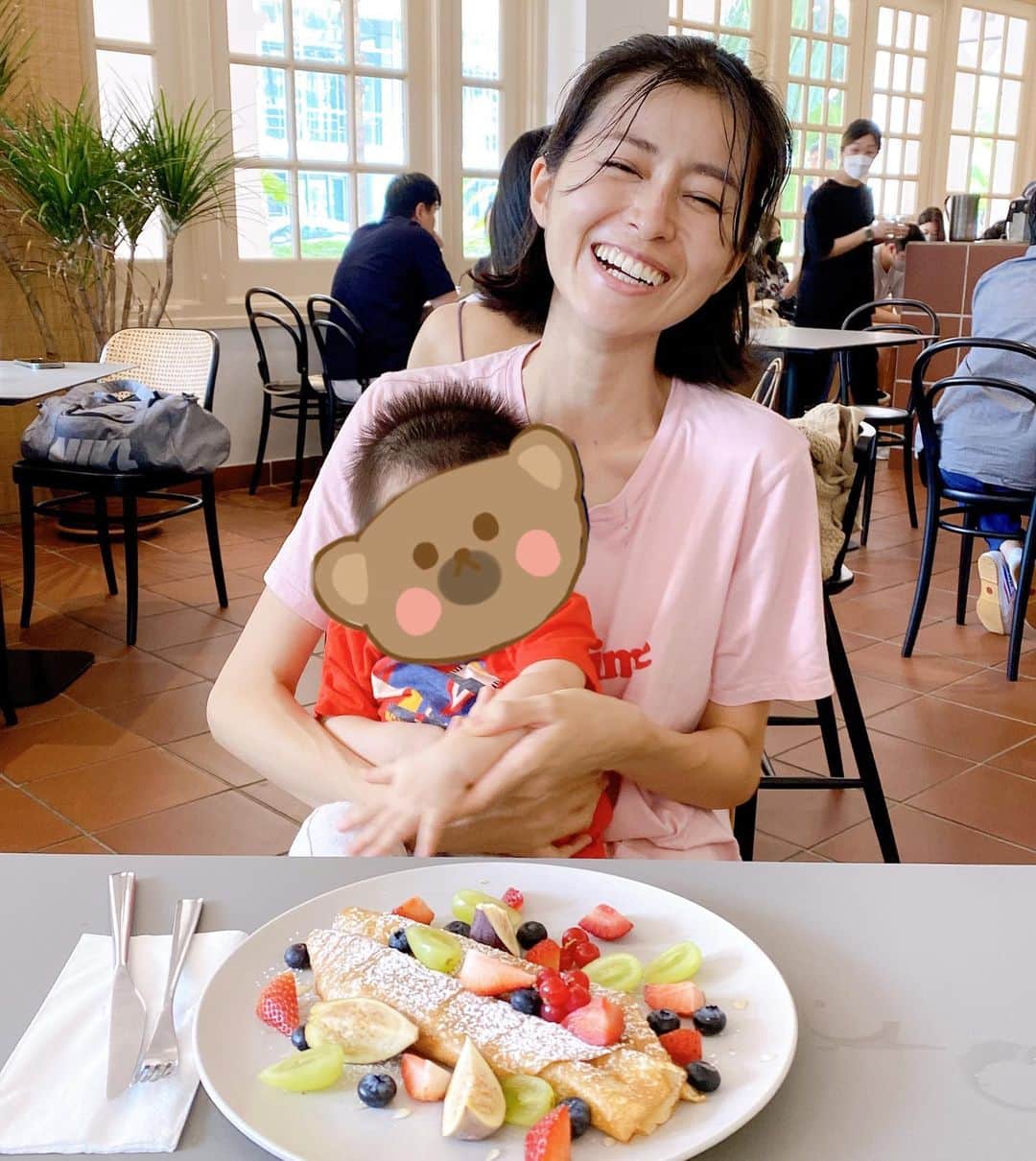 のインスタグラム：「🍽🍰💓  気になっていたお店へ🌈 店内もオシャレで ご飯も美味しくて最高でした🫶🏻  私が選んだのは フルーツ盛りだくさんのクレープ🍓🫐🍇  写真3枚目🔜🔜🔜 もちろんガレットも食べました🤤✨  都心のお店ということもあって 店内はキラキラ女子がいっぱい💖💖💖 久しぶりのこういう空間も嬉しかった💓  #シンガポール #移住生活 #gather」