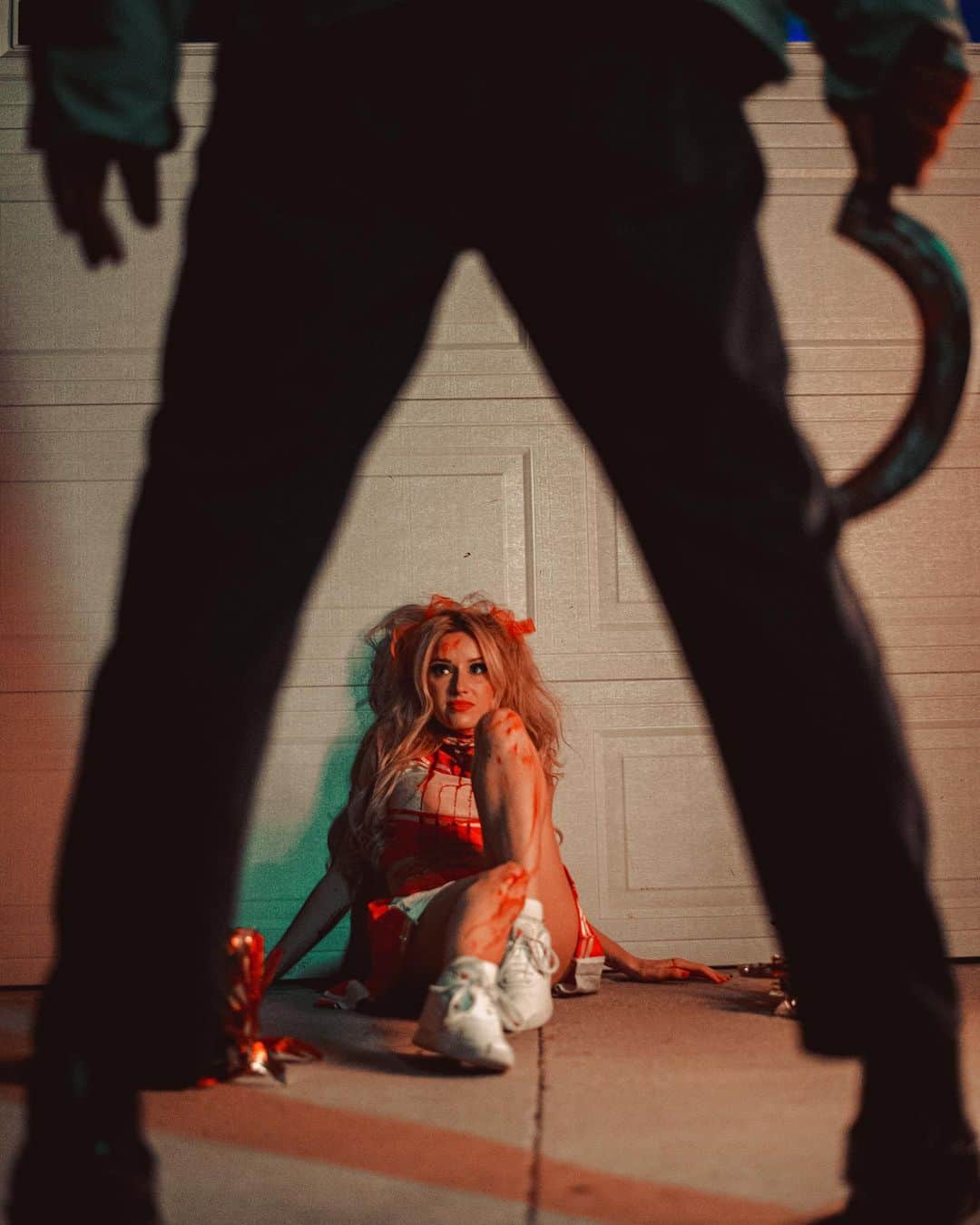 トーランス・クームスのインスタグラム：「Had a crazy fun time shooting my friends in an 80s-inspired slasher-themed photoshoot.  Photos: @torrancecoombsphotography   Art Direction: @witchchad   Models: @sloaneaveryx @mccarya @samantha_fekete @imrileycostello @kararoyster @slvgzzz」