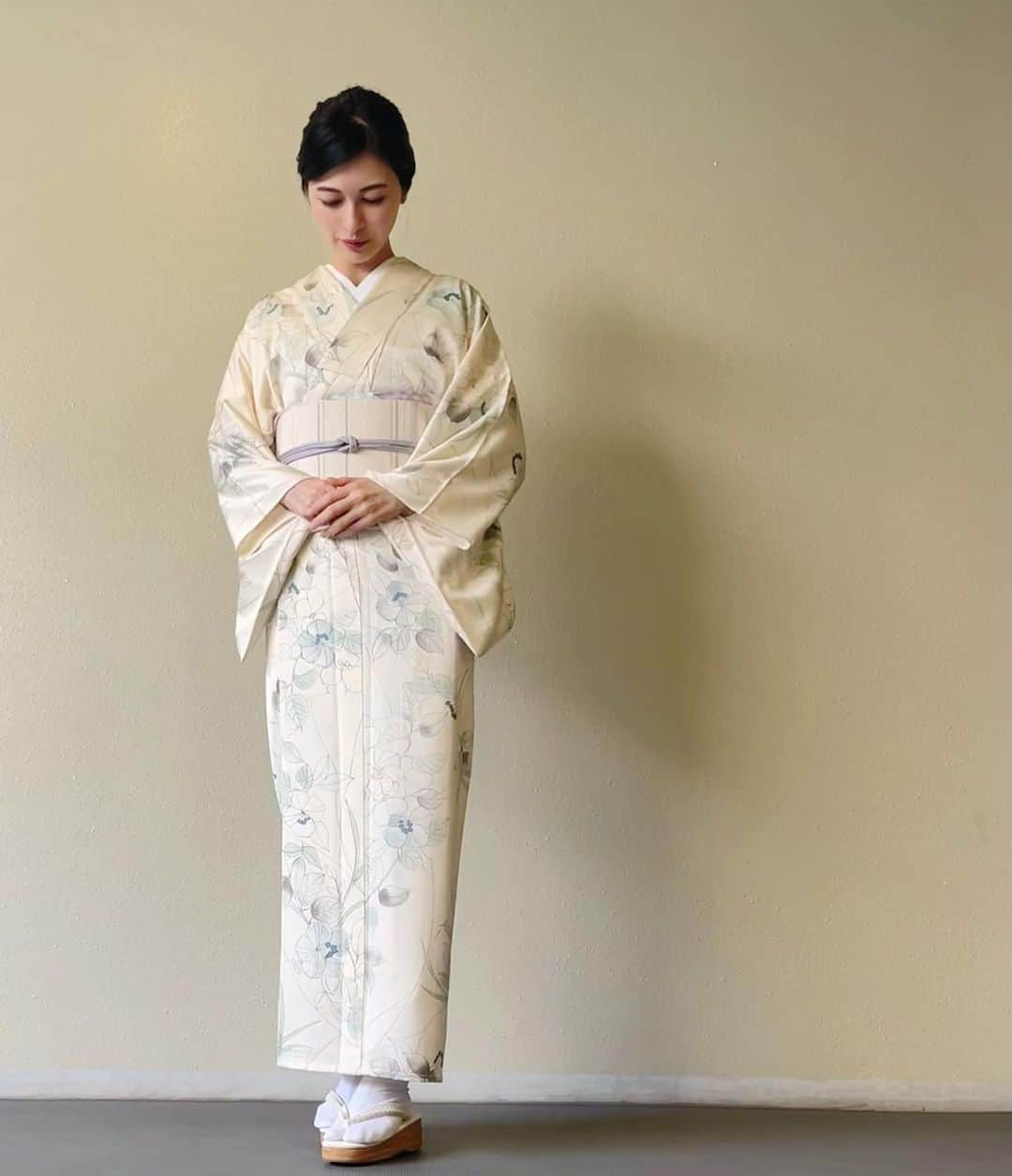 太田景子さんのインスタグラム写真 - (太田景子Instagram)「ようやく台風が去って、ホッとできた日☺️  最近なかなか衣装写真が投稿できませんでした、ごめんなさい😣🙏💦  台風がいなくなったら急に秋らしい風が吹くものだから、着るものに悩みますよね🪷  街は長袖の人がいっきに増えていました😇わたしは単衣の着物がちょうどいい陽気で嬉しいです🌿🌿🌿  今回のコーディネートは藤色の帯締めと帯揚げがささやかなアクセントです💜  #kimono #japaneseculture #japanesecostume #japanesetraditional #japan #単衣 #着物 #秋服コーデ」9月21日 19時24分 - keiko_ota1121