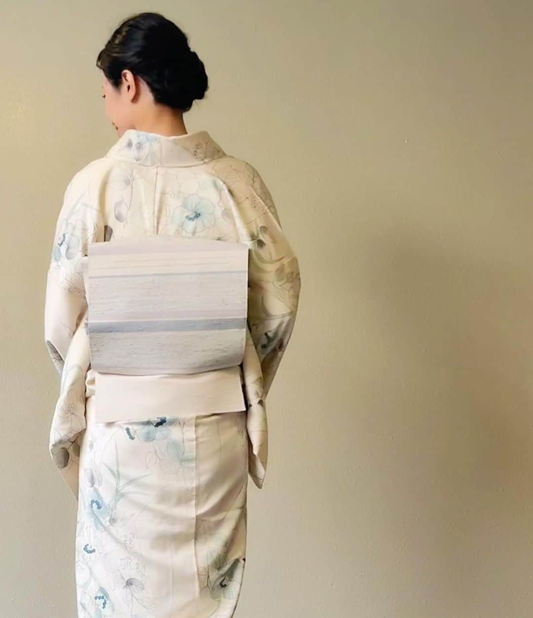 太田景子さんのインスタグラム写真 - (太田景子Instagram)「ようやく台風が去って、ホッとできた日☺️  最近なかなか衣装写真が投稿できませんでした、ごめんなさい😣🙏💦  台風がいなくなったら急に秋らしい風が吹くものだから、着るものに悩みますよね🪷  街は長袖の人がいっきに増えていました😇わたしは単衣の着物がちょうどいい陽気で嬉しいです🌿🌿🌿  今回のコーディネートは藤色の帯締めと帯揚げがささやかなアクセントです💜  #kimono #japaneseculture #japanesecostume #japanesetraditional #japan #単衣 #着物 #秋服コーデ」9月21日 19時24分 - keiko_ota1121