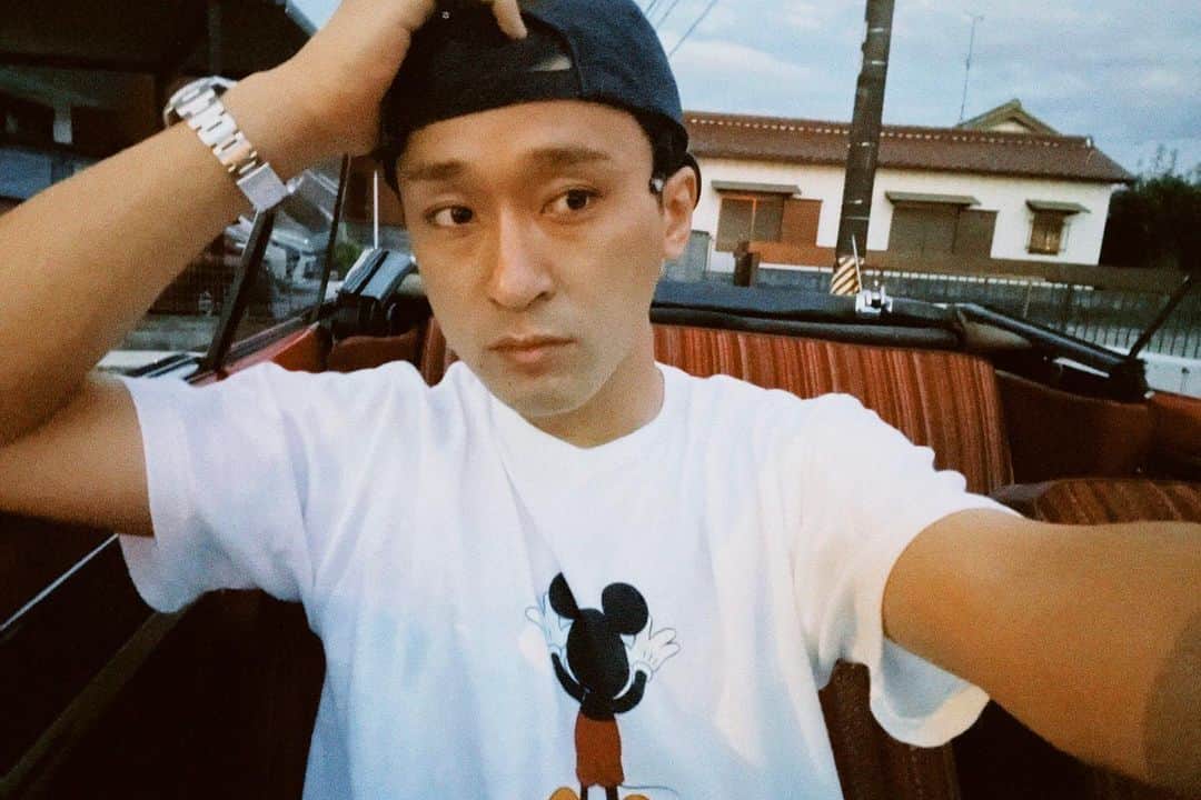 としみつのインスタグラム：「おニューのTシャツにコーヒーがこぼれたって最高サ！」