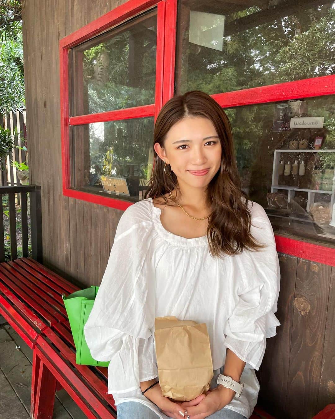 坪井ミサトのインスタグラム：「少し前の休日🌿🍴🌻  たまにはこんな投稿も🤍  自然の中にあるカフェでランチ🍴 デミグラスロールキャベツが インパクト大でした🤤  庭に手作りのブランコがあったよ🫶 (可愛く乗りたい🤤笑)  そして念願のひまわり🌻 ん？枯れてない？ 時期間違えました🤣笑  また来年リベンジしたいと思います。笑  #休日 #holiday #dayoff #ひまわり #ひまわり畑 #想像と違う #季節間違えました #リベンジ #fitness #fitnessgirl #gym #training #trainer #personaltrainer #workout」