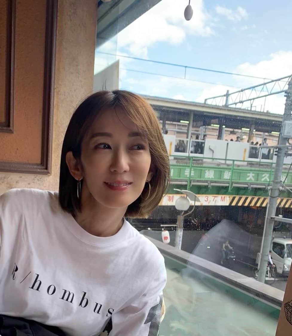 大河内奈々子のインスタグラム：「・ ・ 楽しかった〜 なんだか解放された様な気分😊  笑って 食べて 歩いて また笑う  そんな1日でした。 ありがとう💛  ところで、、、  最近似てると言われる人がいて 嬉しいけど恥ずかしい🫣  でも　 この際 もっと寄せていこ🙄  #楽しい時間は宝物 #大河内奈々子 #nanakoohkouchi #love #tシャツ は　@rhombus_shonan」