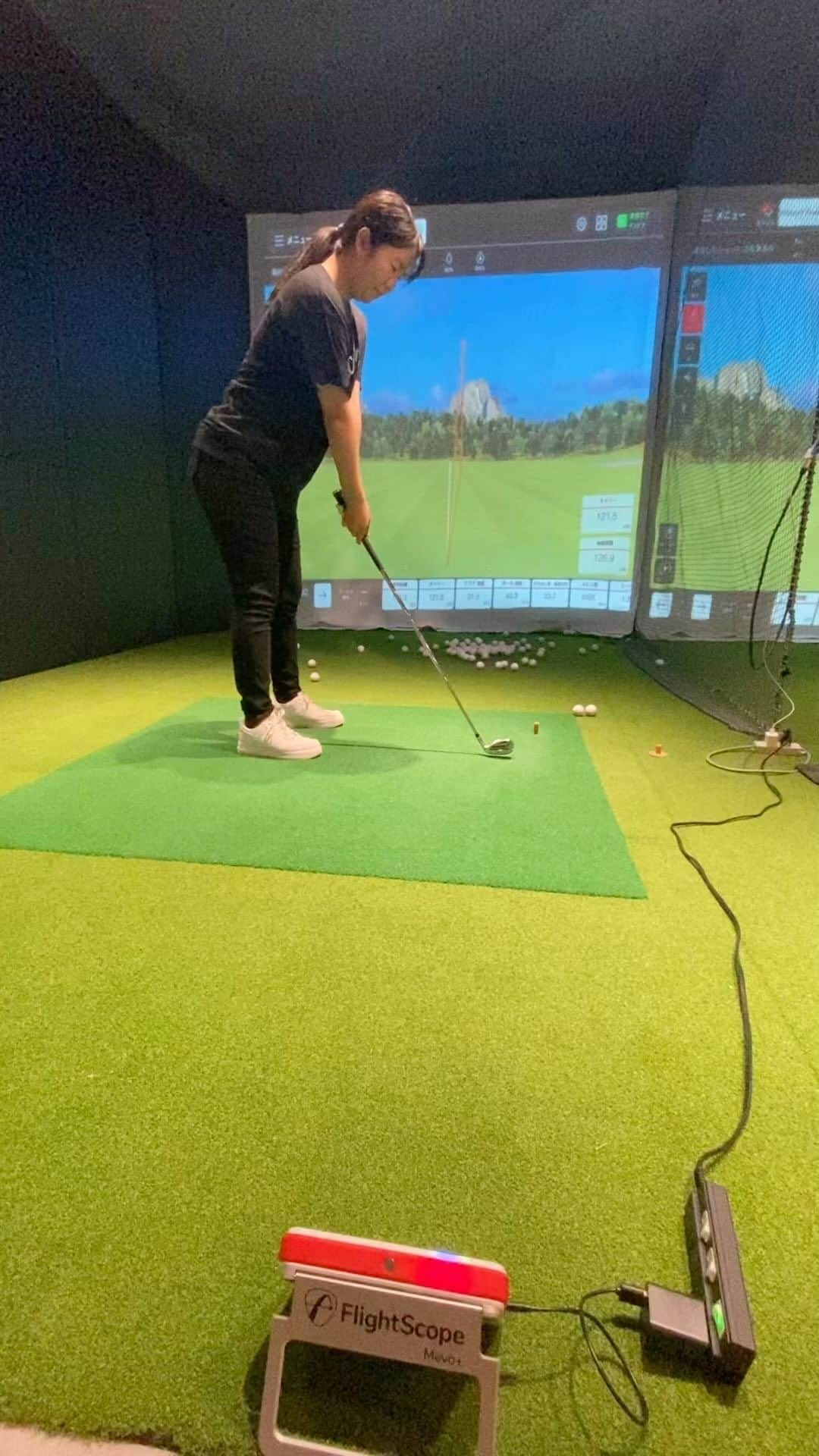 野田すみれのインスタグラム：「@shibagolf_studio  １９歳⭐️ ゴルフ暦５年⛳️ ダウンブロー意識で 練習中💪 . .  #ゴルフ 　 #シミュレーションゴルフ  #芝公園ゴルフスタジオ #ペルノリカール  #ゴルフ女子 #キャロウェイゴルフ #callawaygolf  #callawayapparel  #ROGUEドライバー #シニアクラブ結成 #ジュニア育成 #レッスンチケット」