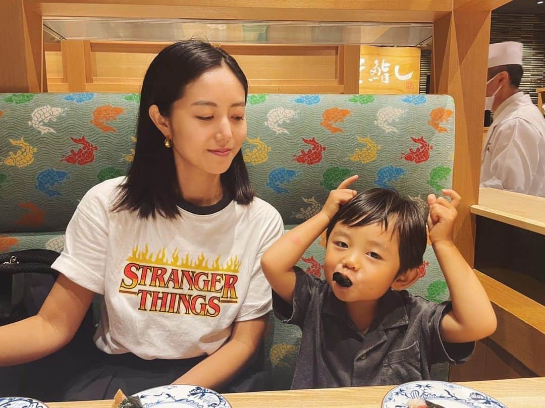 佐倉真衣のインスタグラム：「🍣💚  息子、最近お寿司が好きすぎておままごとで出してくる料理もだいたい何らかの刺身。  ぎょぎょぎょー  #sushi #sushilover #お寿司だいすき #男の子ママ」