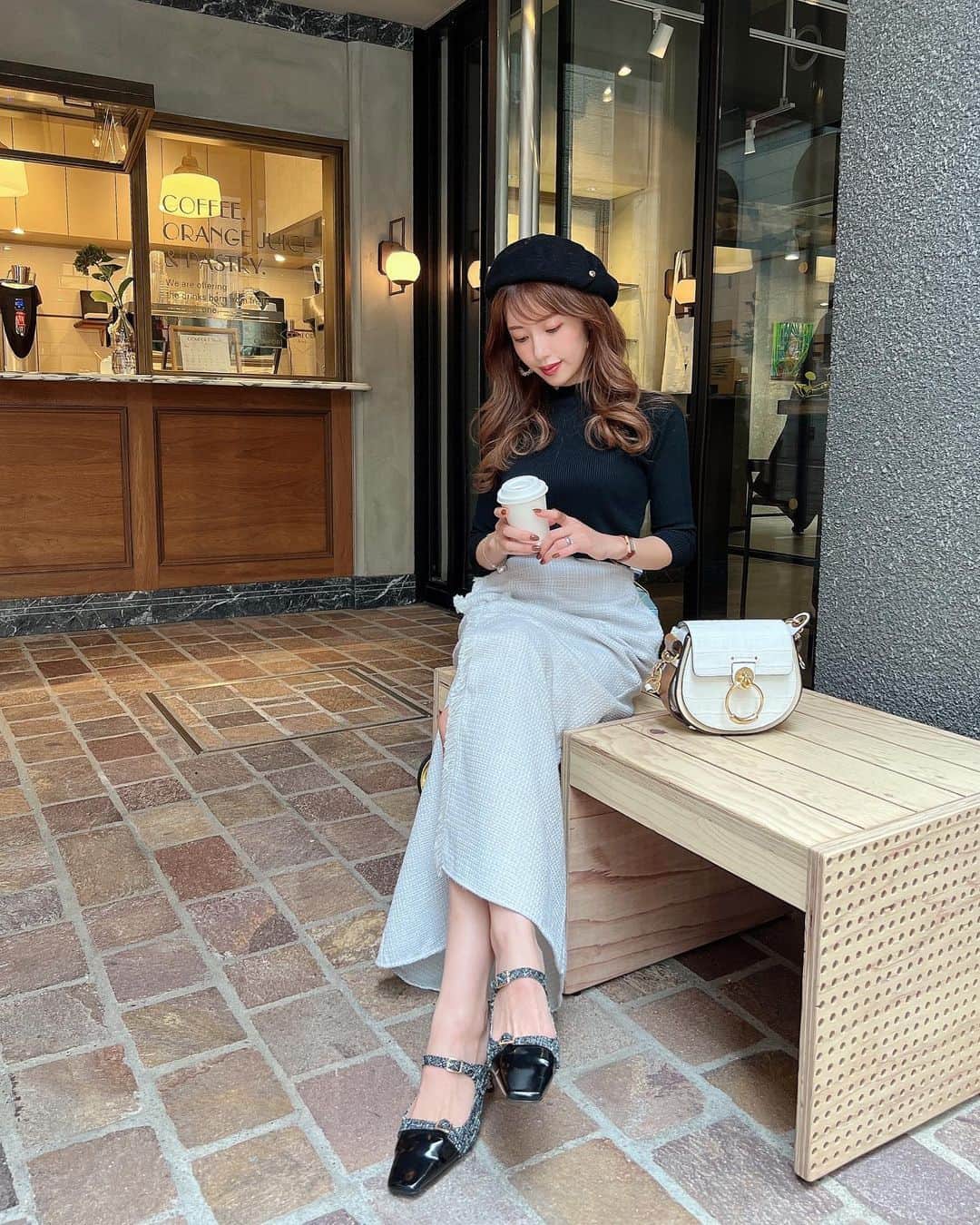 舟山久美子（くみっきー）のインスタグラム：「Cafe meeting☕️🤍  先日ゆったりお仕事できるカフェ見つけました🤭🤍 店員さんも優しくて、コーヒーが美味しいお店✨  会社も近いし、考え事する時に使いたい☺️  この日は嬉しいことに、朝家出る時旦那さんが『今日可愛いね』と言ってくれて嬉しかったcoordinate🤭🤭🤫  その言葉を聞ける日が、自分の作ったお洋服だと心の中で『しゃ！』とガッツポーズをしております。笑  Hat: CA4LA Tops:MICOAMERI Skirt:MICOAMERI Shoes:herripto Bag:Chloe  スリット入りで動きやすいので、意外と子供いる時でも全然履けちゃう🤍  ps.黒もあるよ😘  #秋コーデ  #デート服 #ootd  #モテコーデ」