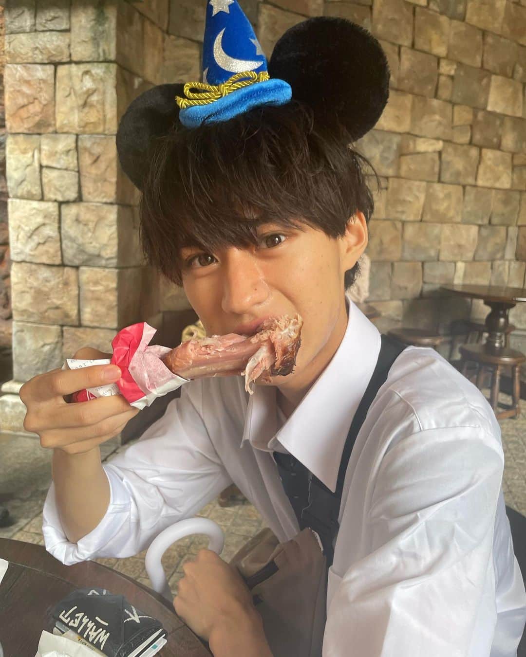 のインスタグラム：「最近みんなディズってるから俺も気持ちだけでもでぃずりたいなと思い、、、😳   ちな、3枚目お気に入り  #思い出グラム #ディズニーコーデ」