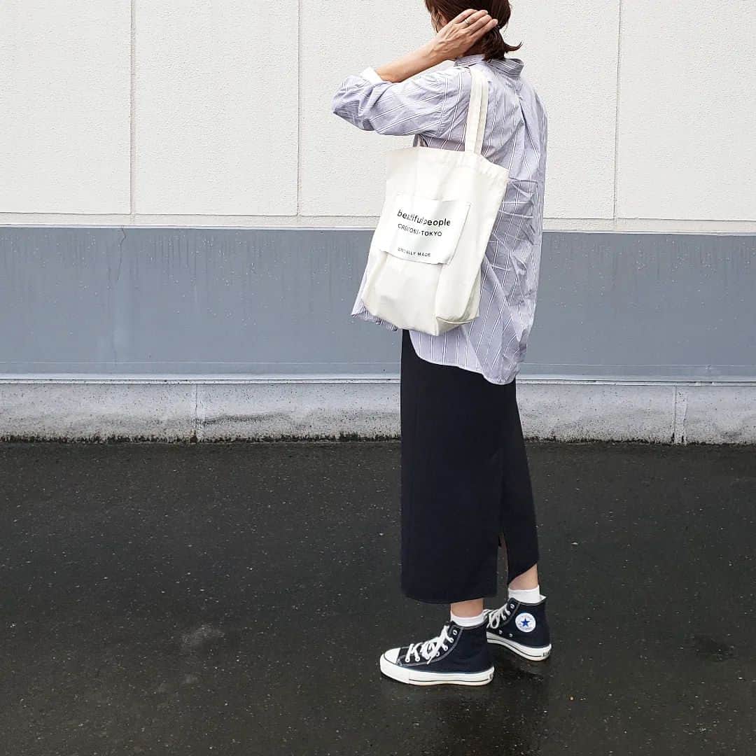 eriのインスタグラム：「*⁡ ⁡シャツ好きとしては、1枚で着れるこの気候がこの上なく嬉しい!!⁡ ⁡GUでシャツ2枚追加したから、ますますシャツばかりになりそう、この秋は🍁⁡ *⁡ ⁡ #casual#coordinate#fashion#ストライプシャツ#タイトスカート#ストレッチダブルフェイスナロースカート#ユニクロ#トートバッグ#beautifulpeople#convers#コンバースハイカット#スニーカーコーデ#カジュアルコーデ#秋コーデ#シャツコーデ#大人カジュアル#着回しコーデ」