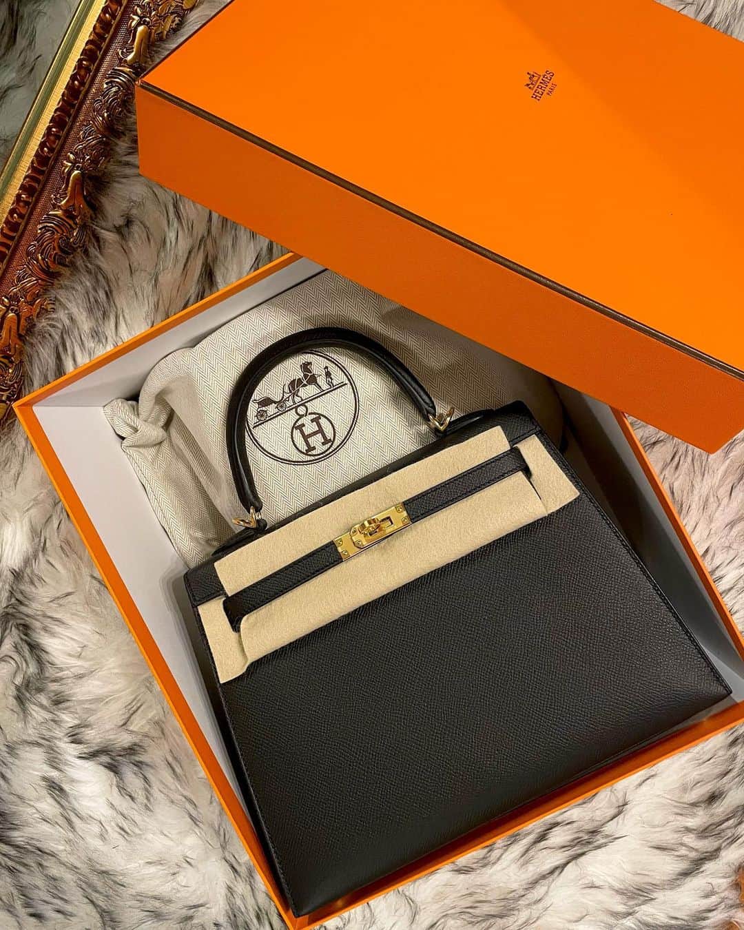 藤咲めいのインスタグラム：「ケリー25外縫い ノワール エプソン ゴールド金具  perfect🐴🍊💕  #hermes #hermeslover #hermeskelly #kelly25 #kelly #ケリー25 #gold #bag」